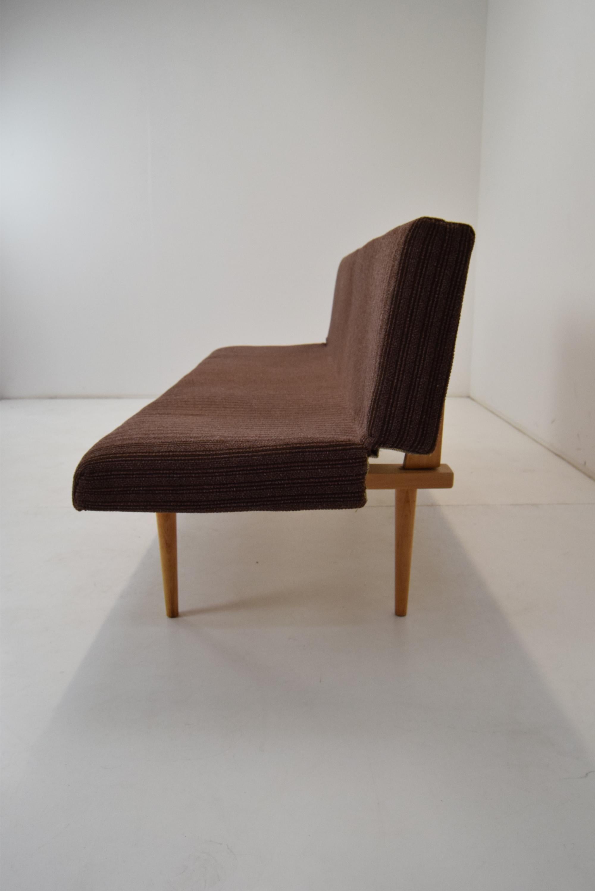 Sofá o sofá cama de mediados de siglo diseñado por Miroslav Navrátil, años 60 en venta 5
