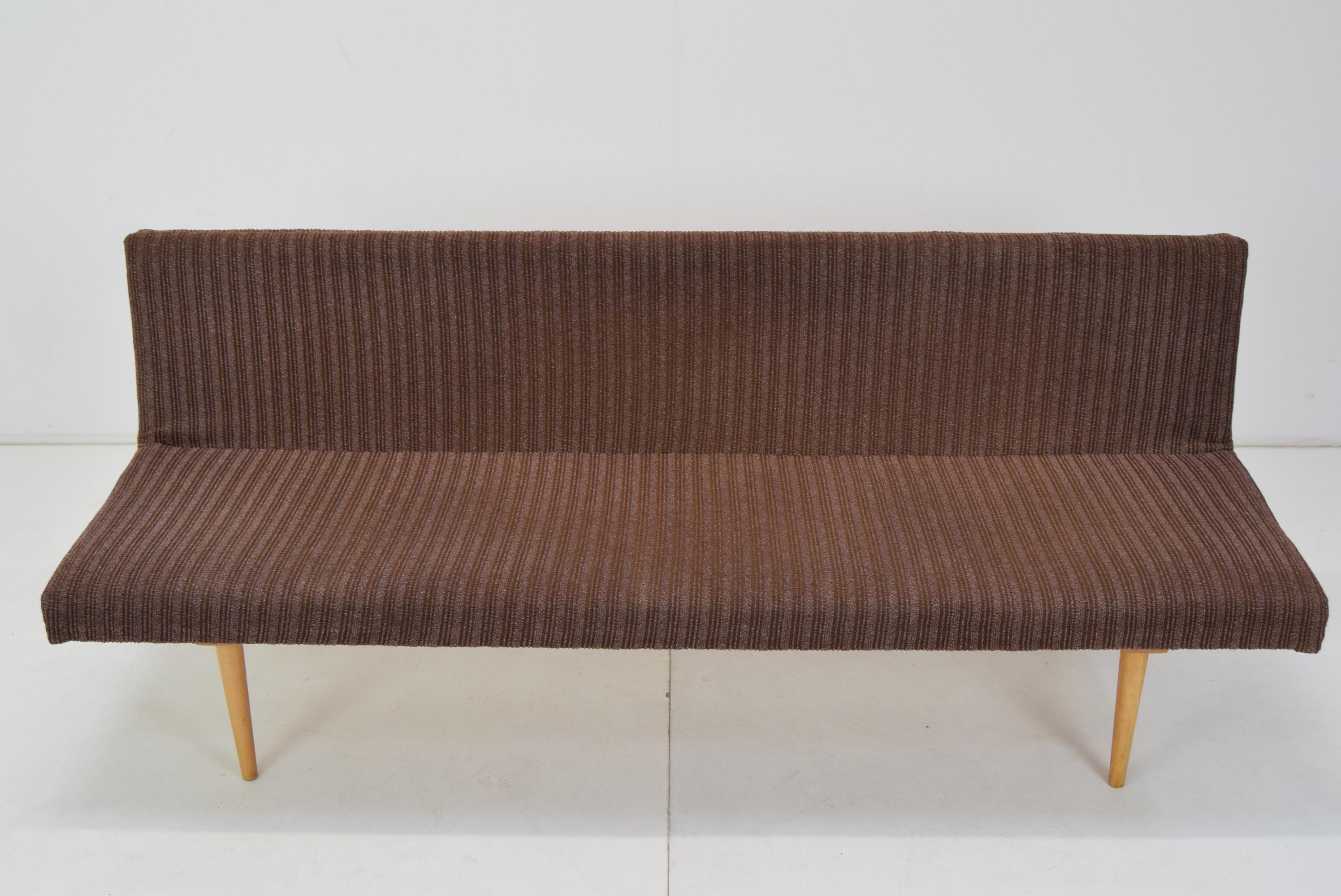 Sofá o sofá cama de mediados de siglo diseñado por Miroslav Navrátil, años 60 Moderno de mediados de siglo en venta