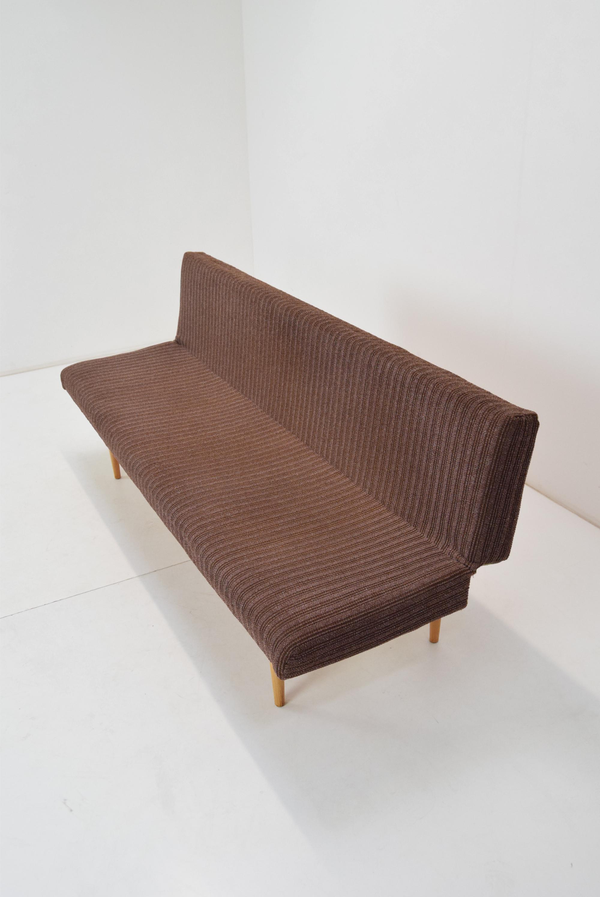 Mid-Century-Sofa oder Daybed entworfen von Miroslav Navrtil, 1960er Jahre (Tschechisch) im Angebot