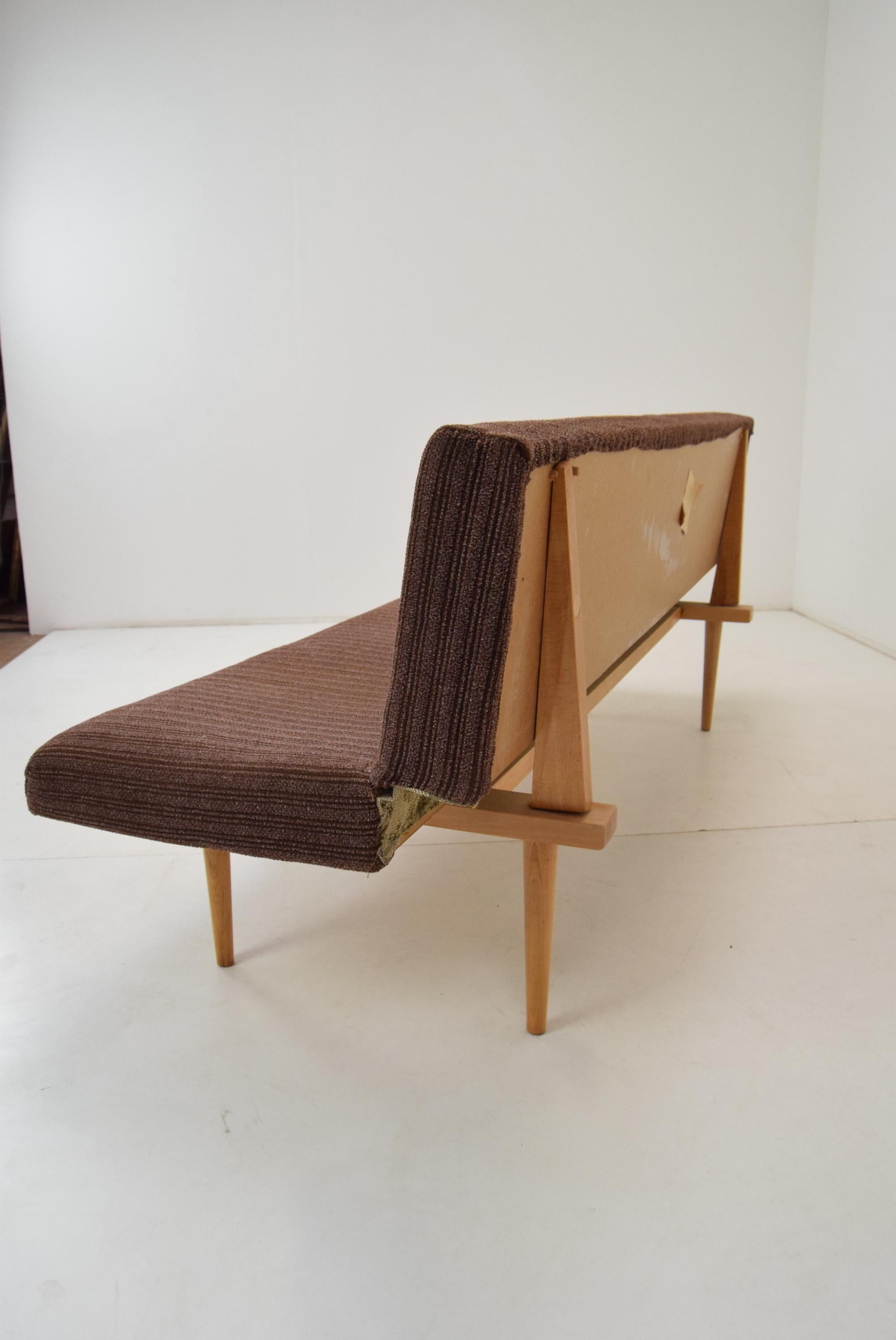 Sofá o sofá cama de mediados de siglo diseñado por Miroslav Navrátil, años 60 mediados del siglo XX en venta