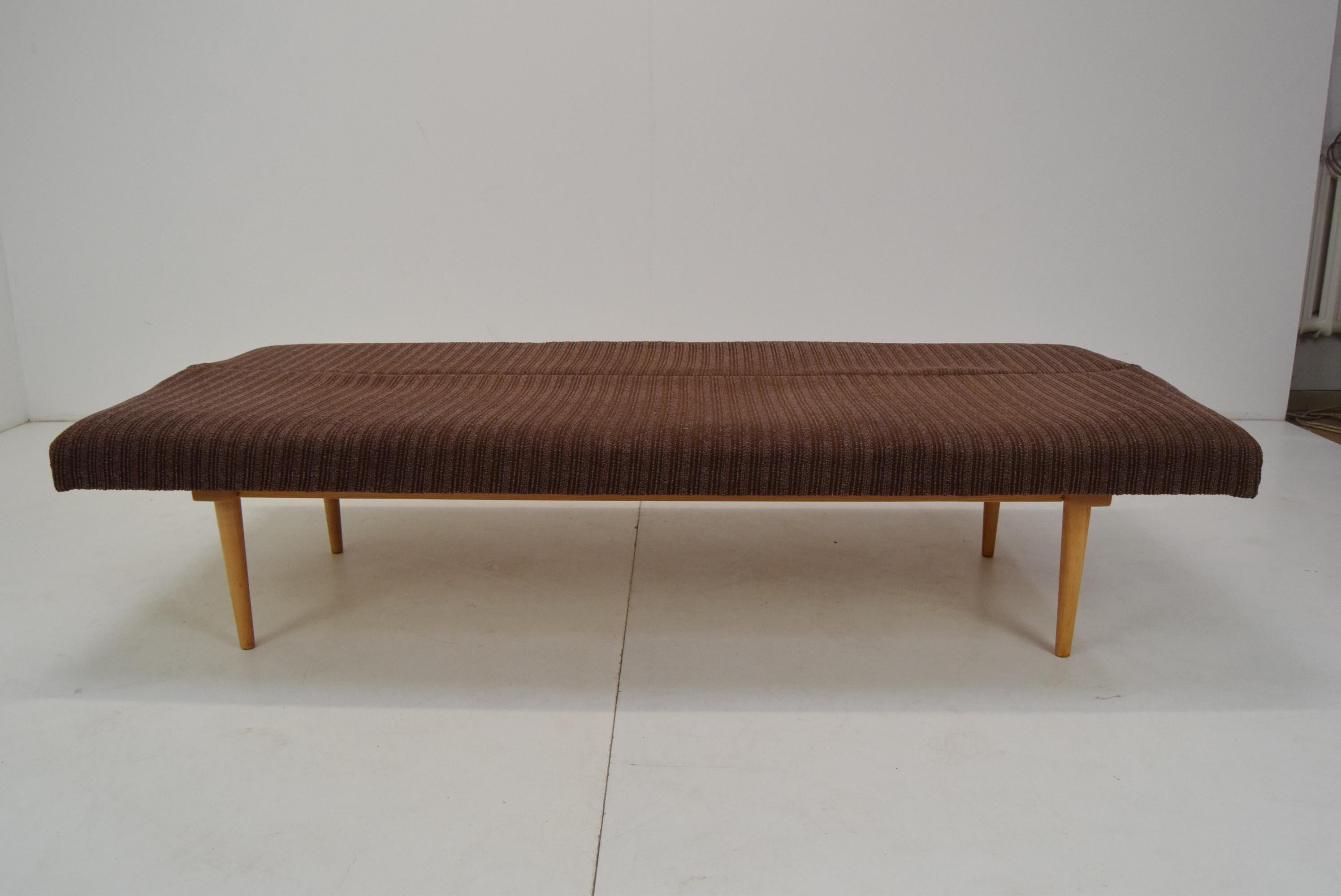 Mid-Century-Sofa oder Daybed entworfen von Miroslav Navrtil, 1960er Jahre (Stoff) im Angebot