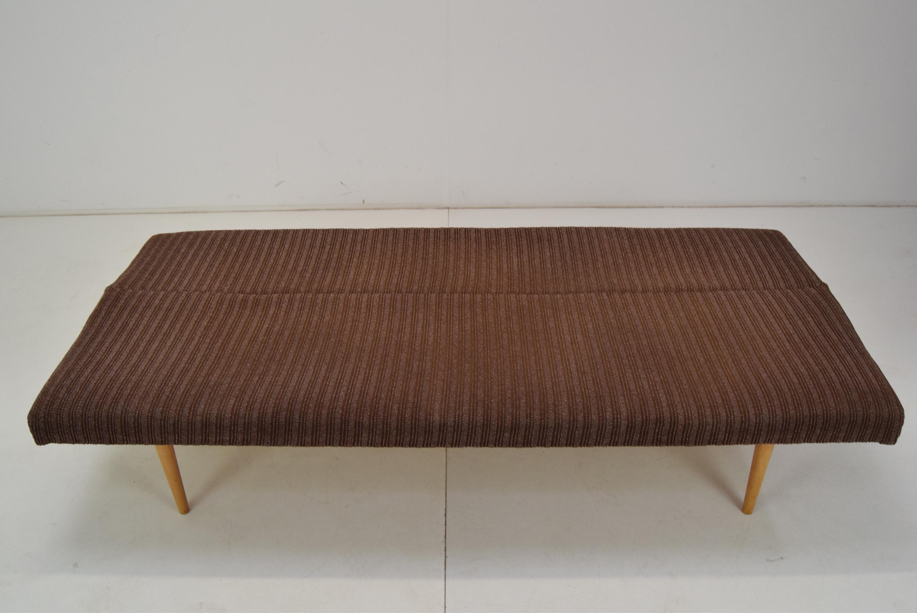 Mid-Century-Sofa oder Daybed entworfen von Miroslav Navrtil, 1960er Jahre im Angebot 1