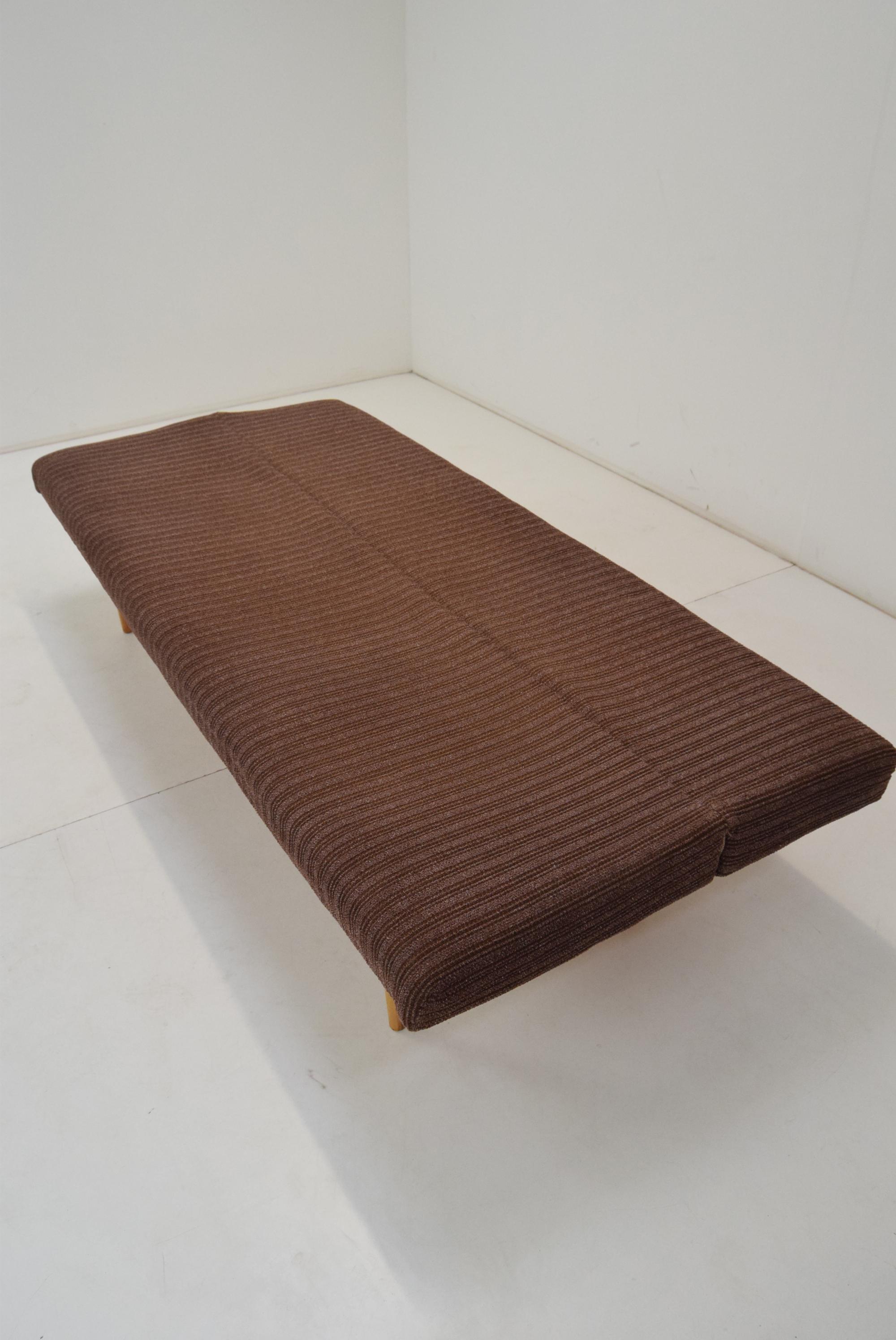 Sofá o sofá cama de mediados de siglo diseñado por Miroslav Navrátil, años 60 en venta 2