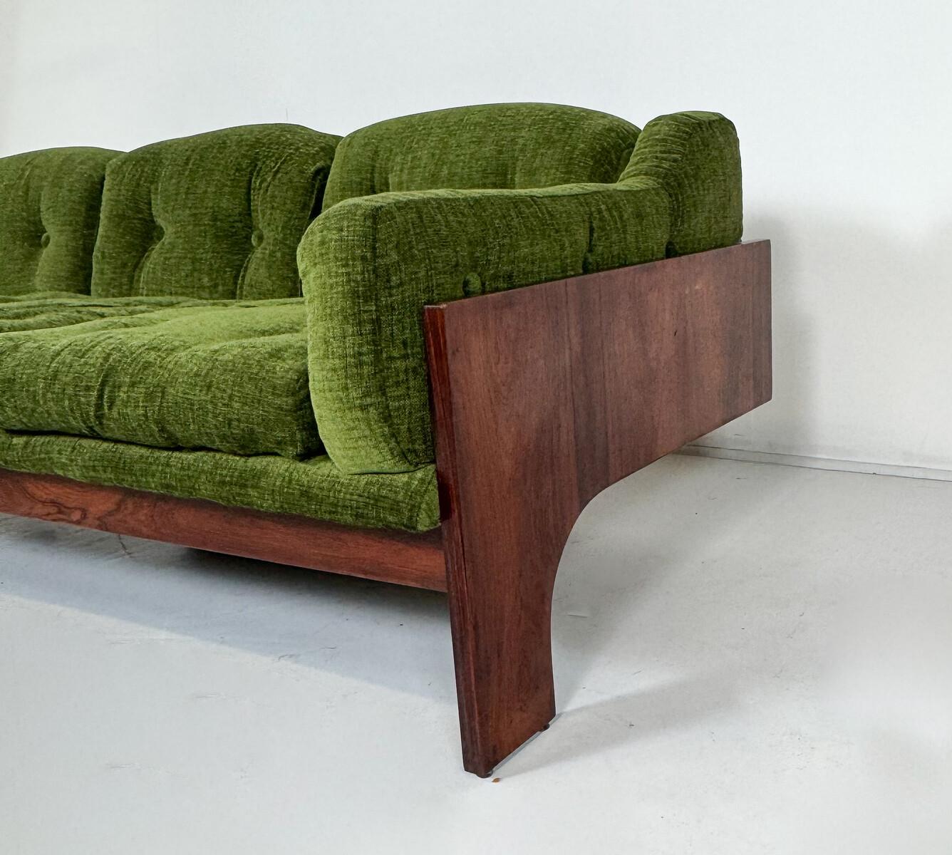 Mid-Century Sofa Oriolo by Claudio Salocchi for Sormani Wood and Green Fabric In Good Condition In Brussels, BE