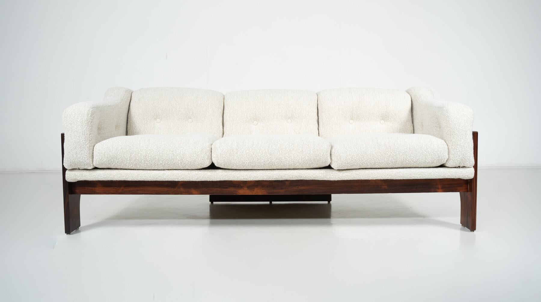 Divano Oriolo di metà secolo di Claudio Salocchi per Claudio Sormani in legno e tessuto bianco - Italia anni '60