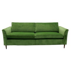 Restauriertes und neu bezogenes Mid-Century-Sofa mit hochwertigem grünem Samt