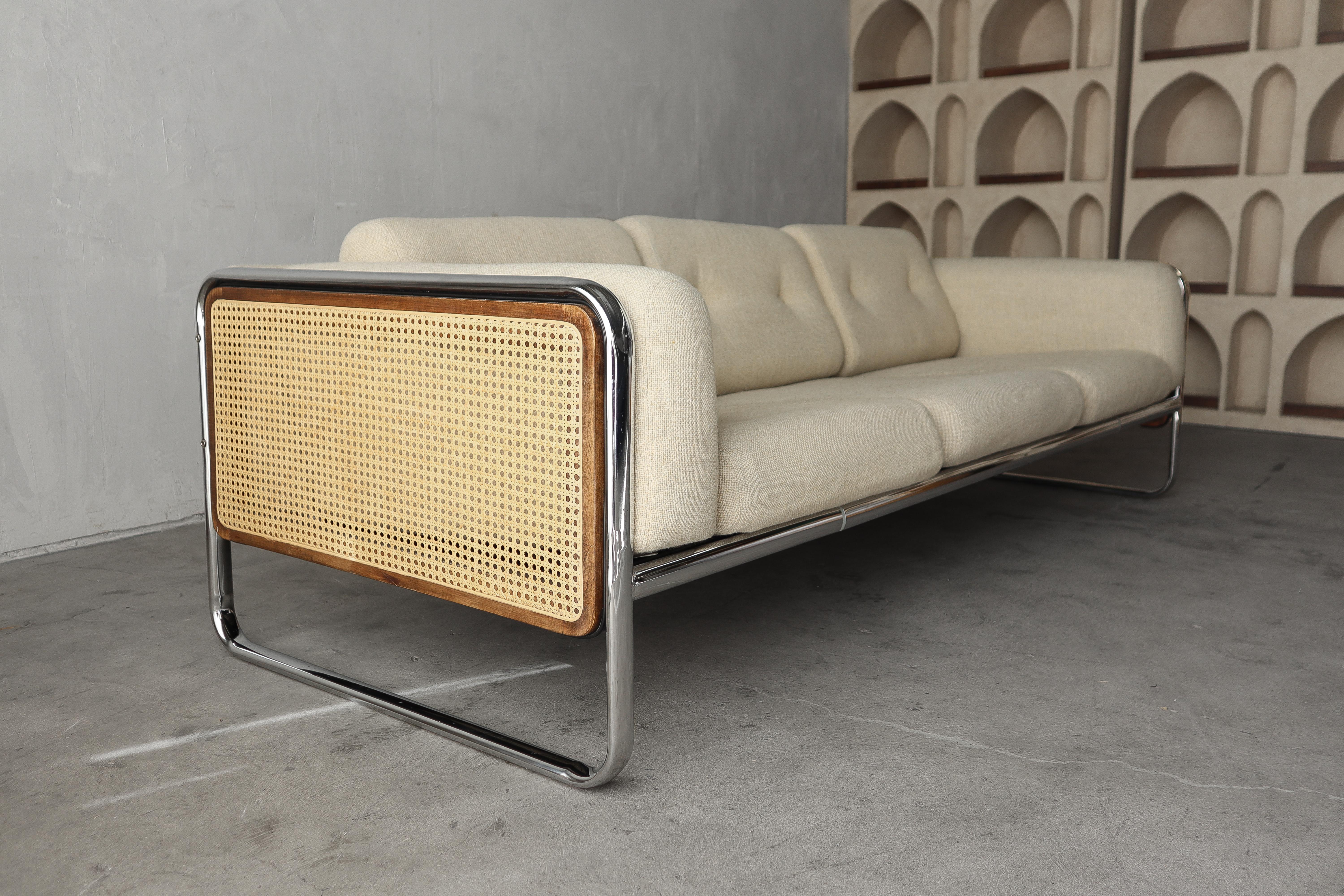 Wunderschönes Sofa aus der Mitte des Jahrhunderts auf einem verchromten Gestell mit Schilfrohrseiten.   Das Sofa hat einen schönen minimalistischen Look.

Der Stock und das Chrom sind in ausgezeichnetem Zustand.  Der Stoff ist original und wir