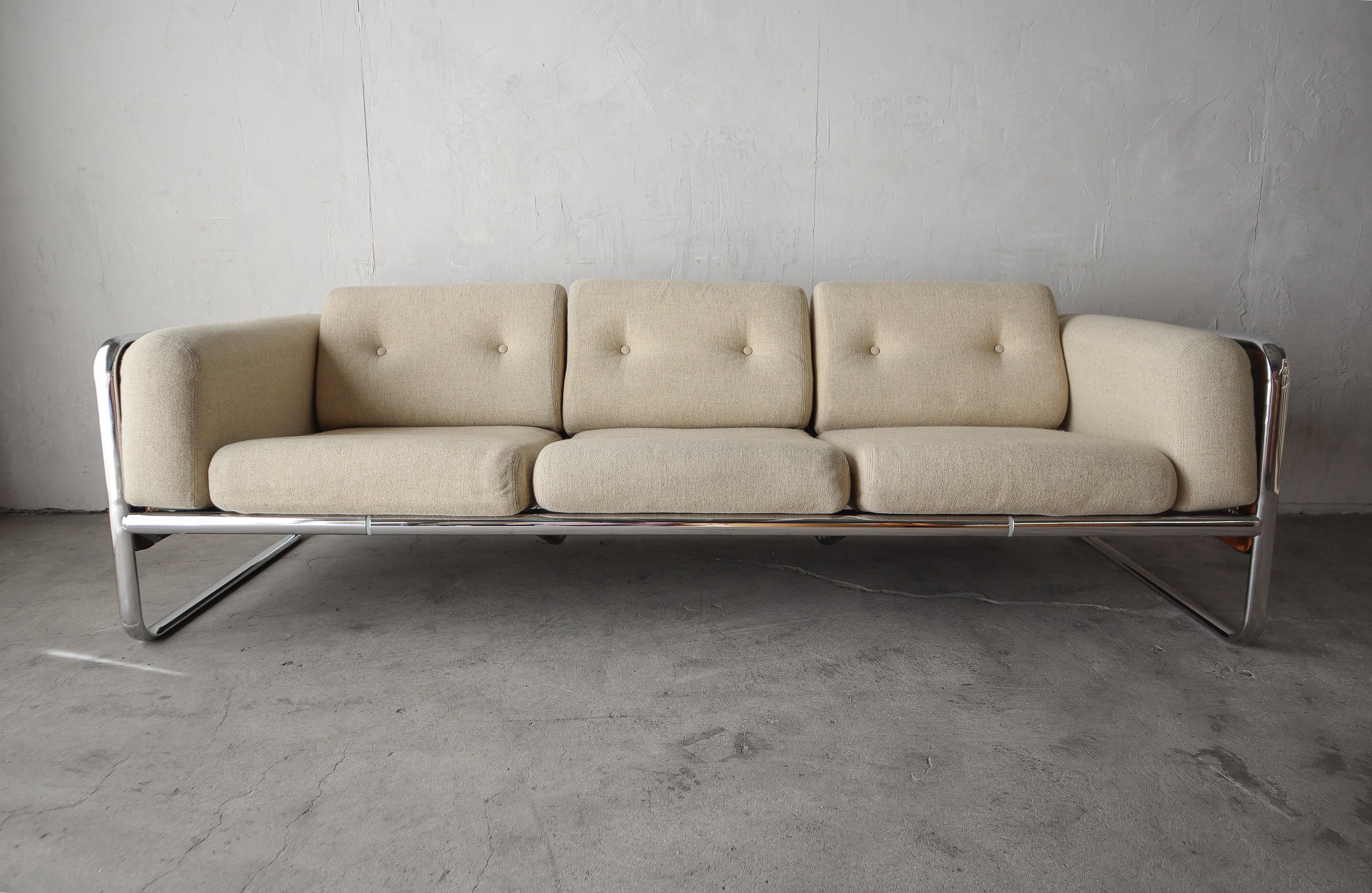 Mid Century Sofa mit Chromgestell und Rohrstock (Moderne der Mitte des Jahrhunderts)