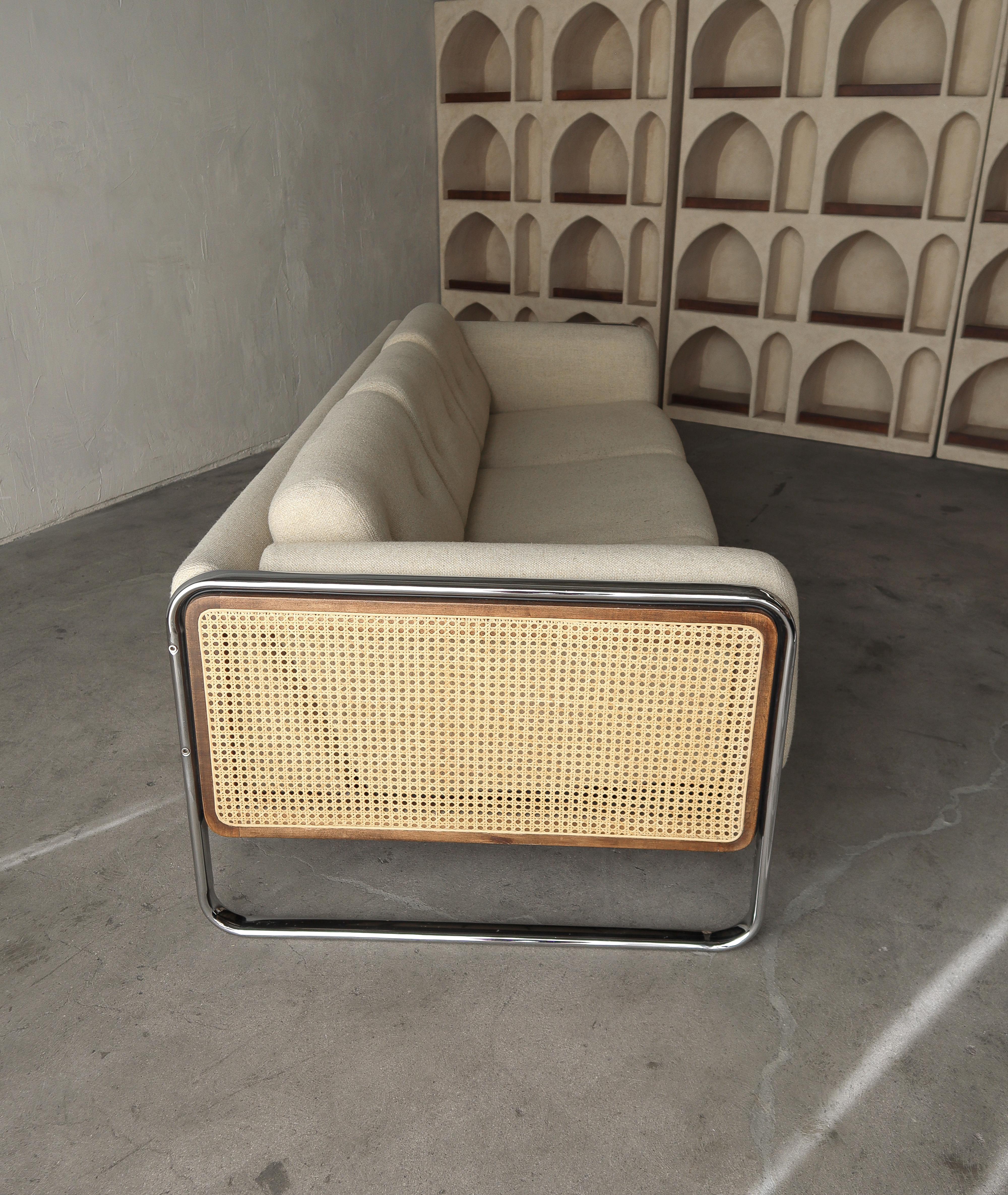 Mid Century Sofa mit Chromgestell und Rohrstock im Zustand „Gut“ in Las Vegas, NV