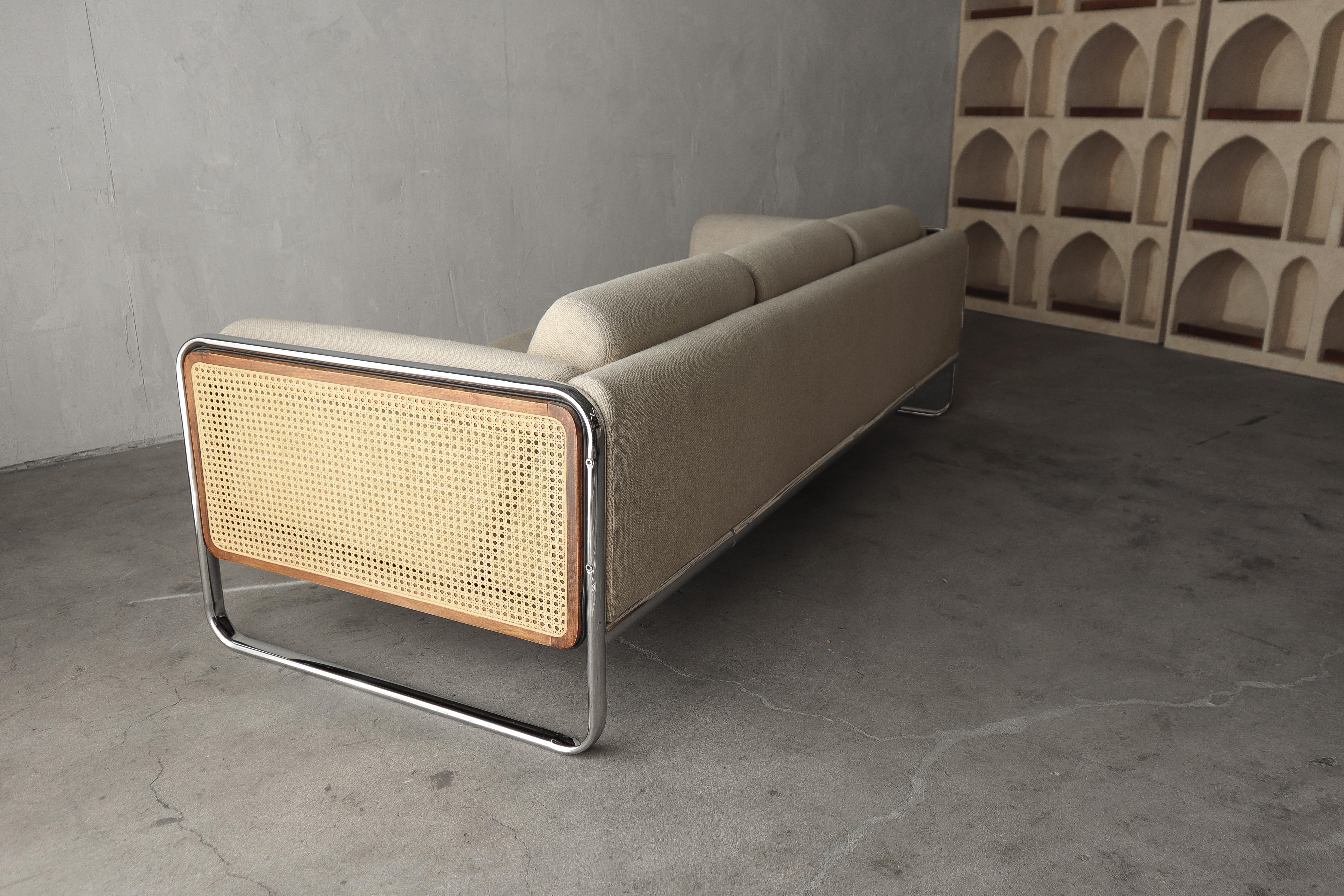 Mid Century Sofa mit Chromgestell und Rohrstock (20. Jahrhundert)