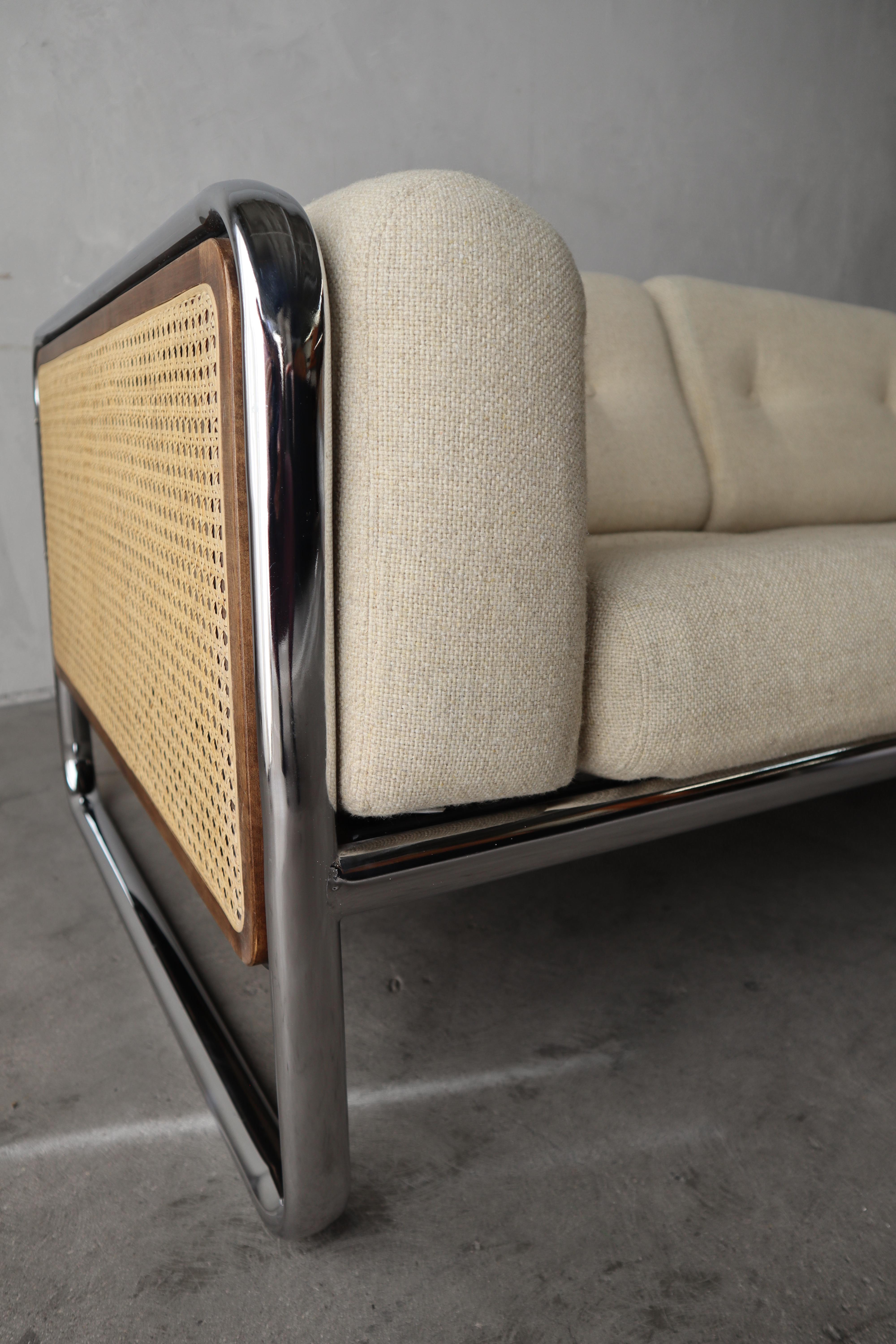 Mid Century Sofa mit Chromgestell und Rohrstock 2