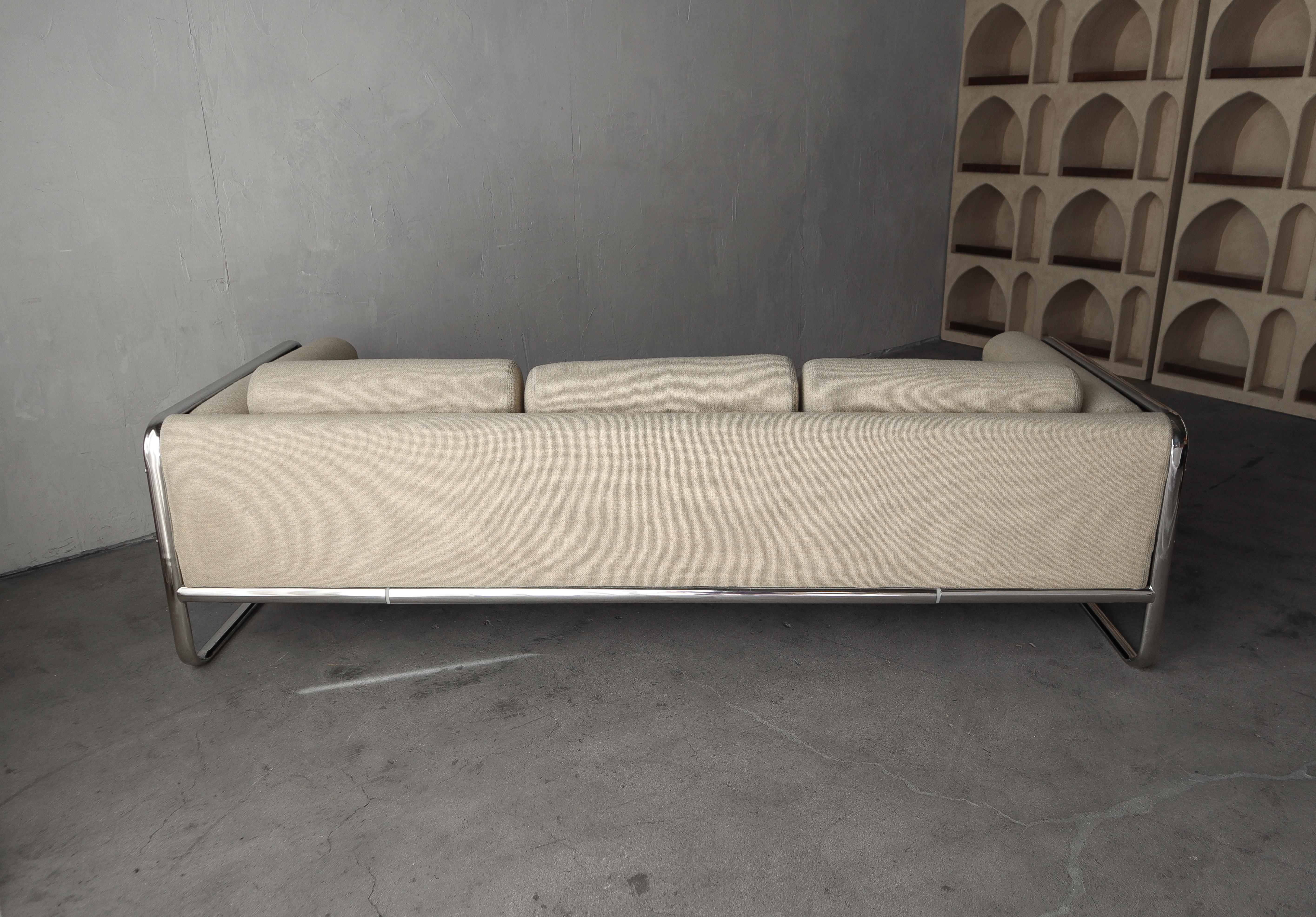 Mid Century Sofa mit Chromgestell und Rohrstock 3