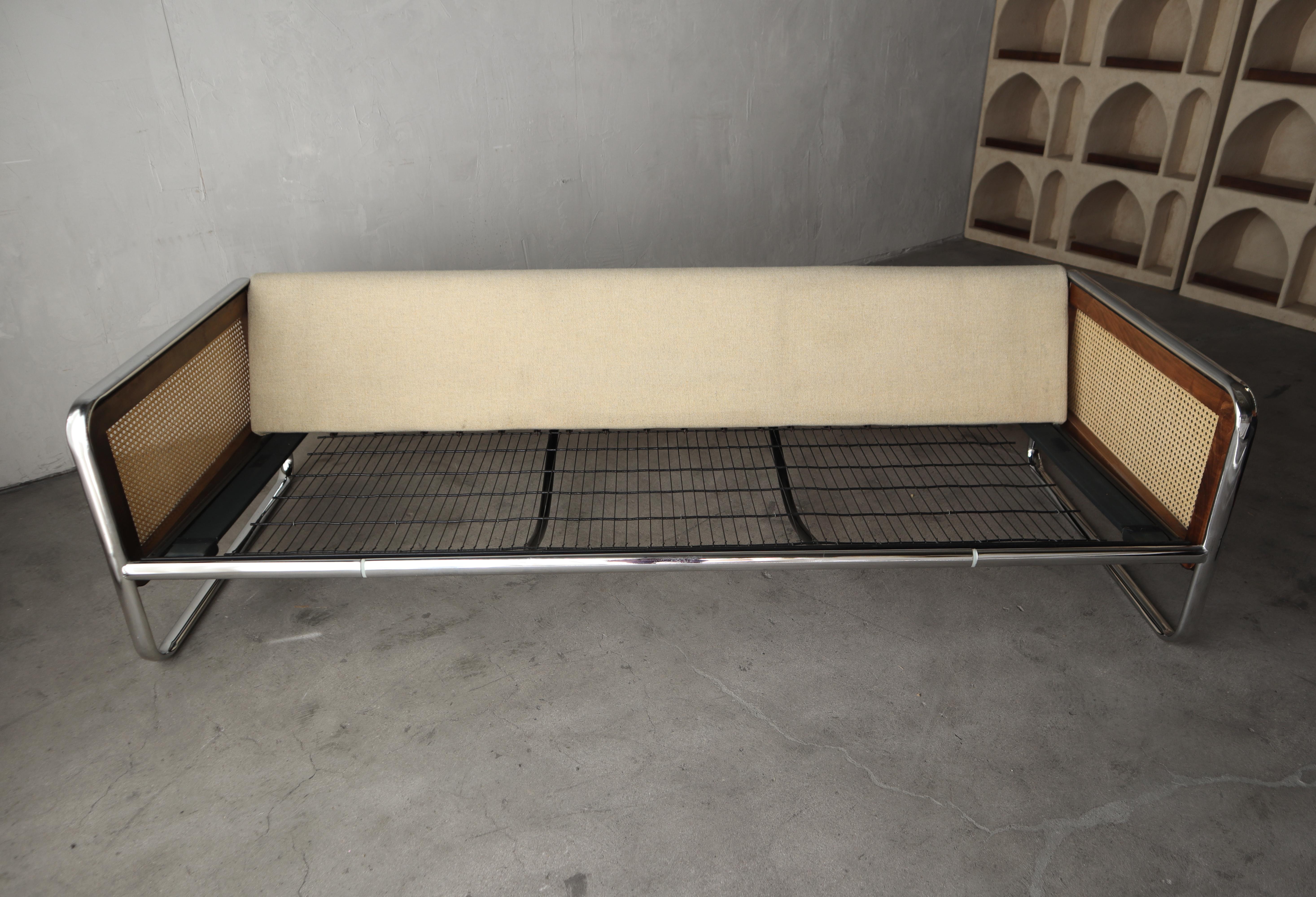Mid Century Sofa mit Chromgestell und Rohrstock 4