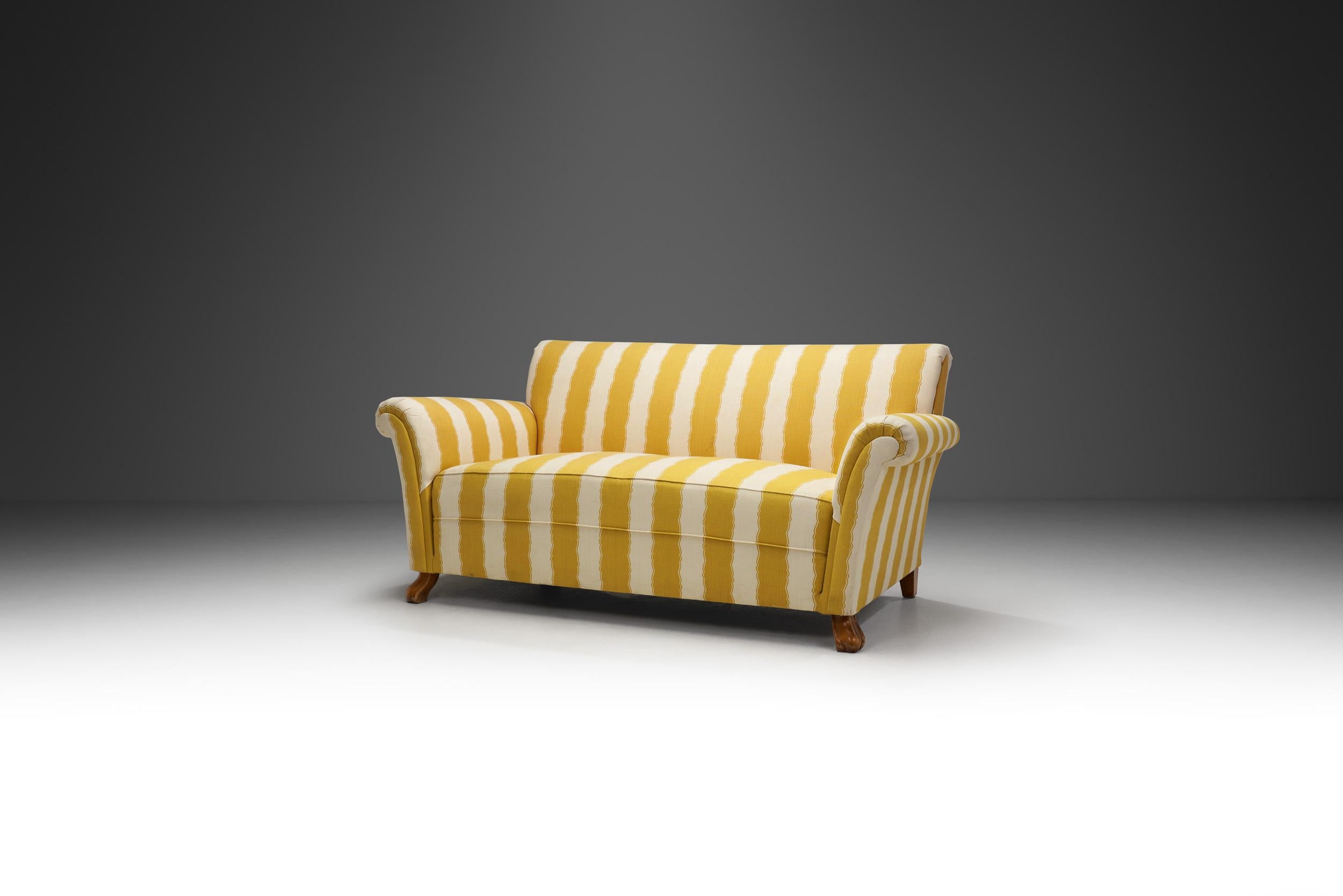 Des lignes arrondies, une courbure inattendue et des formes innovantes sous tous les angles définissent le design de ce modèle. L'esthétique rappelle les meubles rembourrés et le style anglais classique, ce qui est clairement visible dans ce canapé
