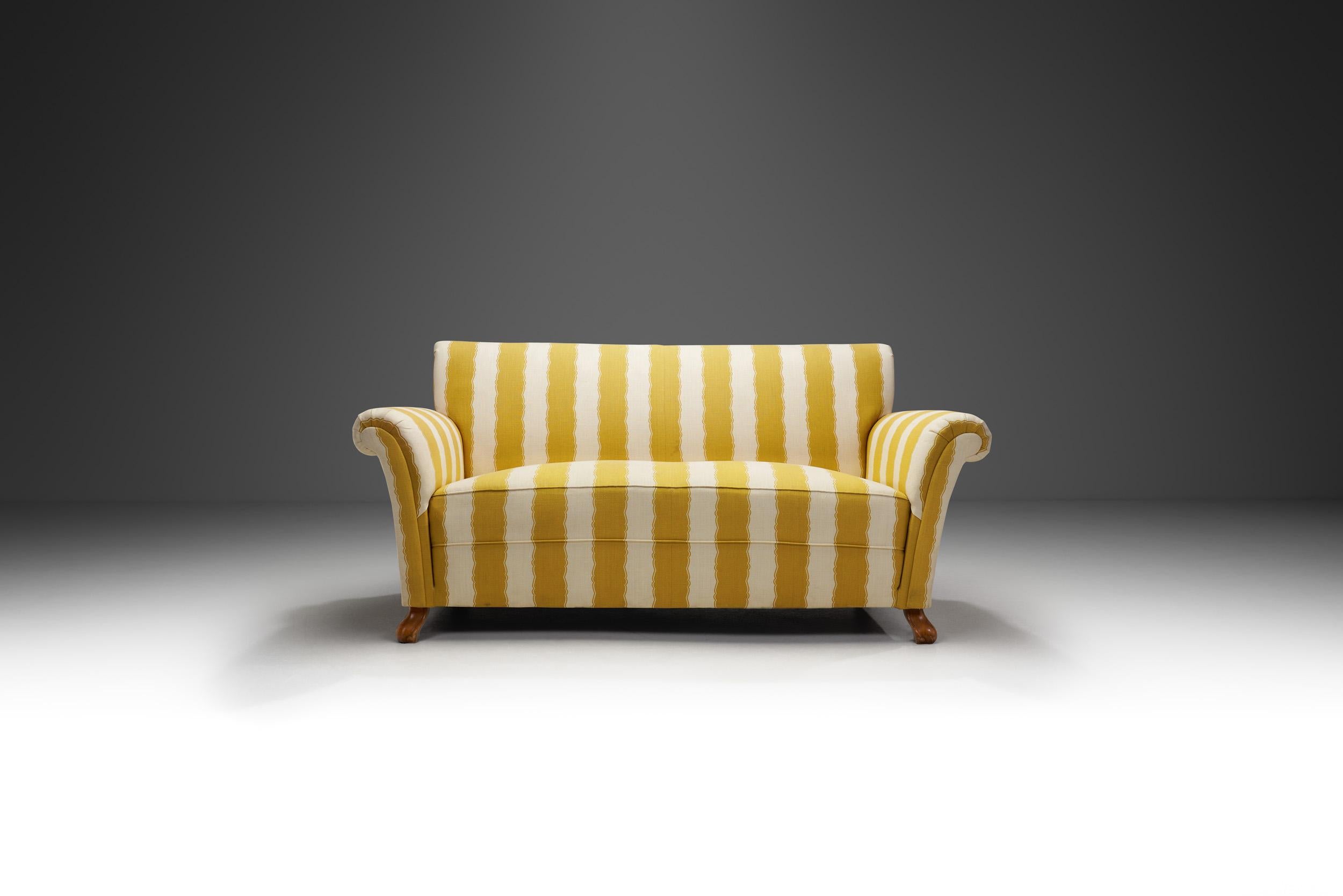 Mid-Century Modern Canapé du milieu du siècle avec pieds en bouleau teinté, Europe Milieu du 20e siècle en vente