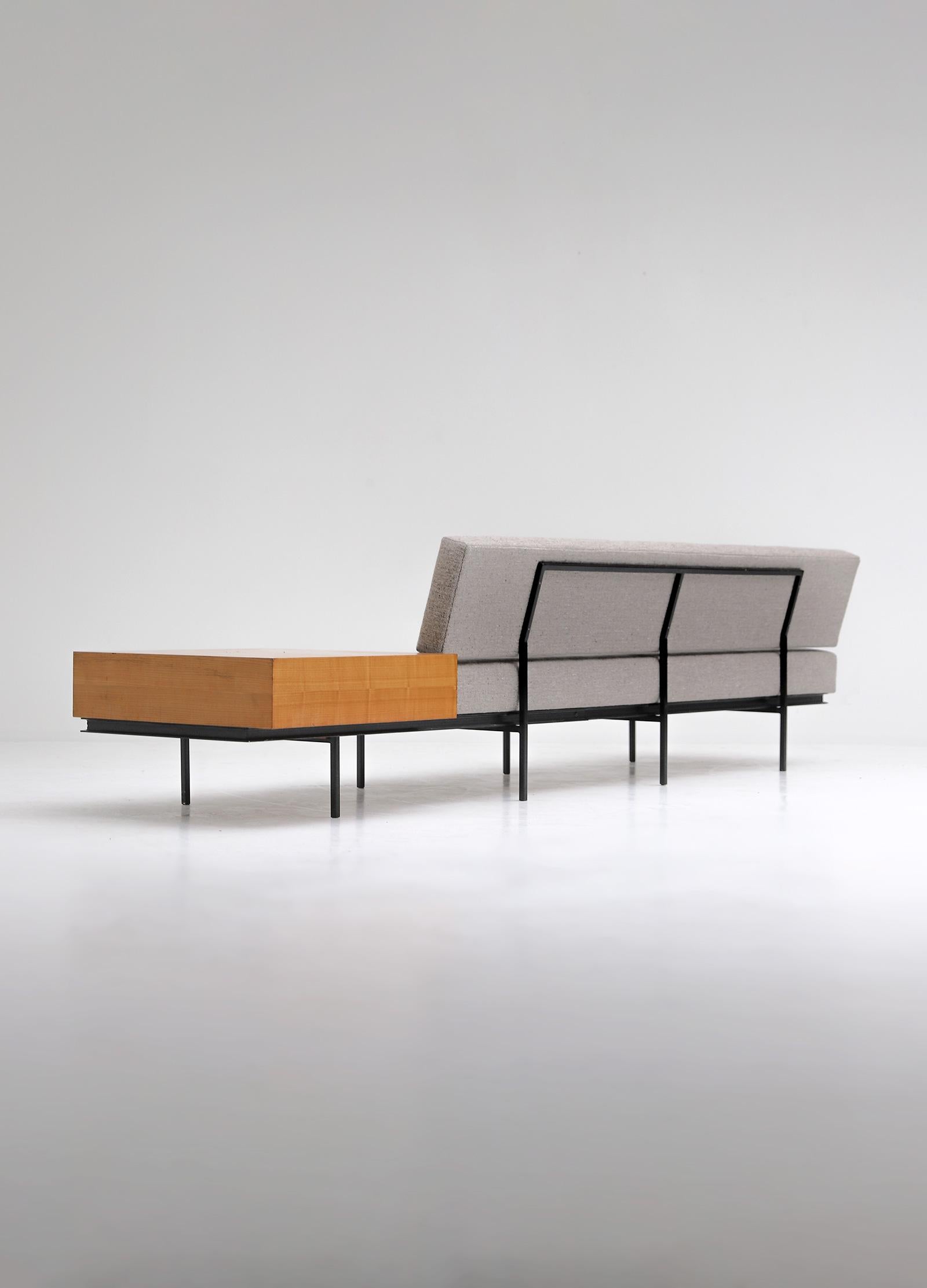 Mid-Century-Sofa mit Holz-Beistelltisch / Beistellschrank aus der Mitte des Jahrhunderts von Florence Knoll 1960 im Angebot 3