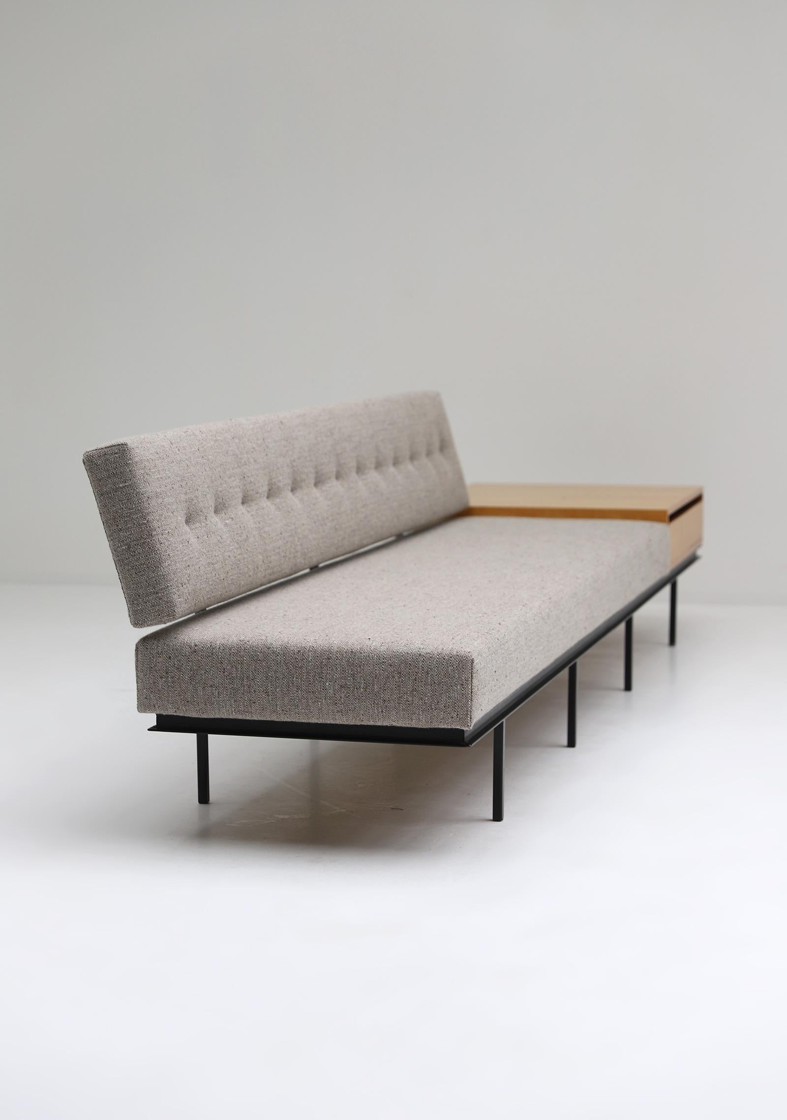 Mid-Century-Sofa mit Holz-Beistelltisch / Beistellschrank aus der Mitte des Jahrhunderts von Florence Knoll 1960 (Stoff) im Angebot
