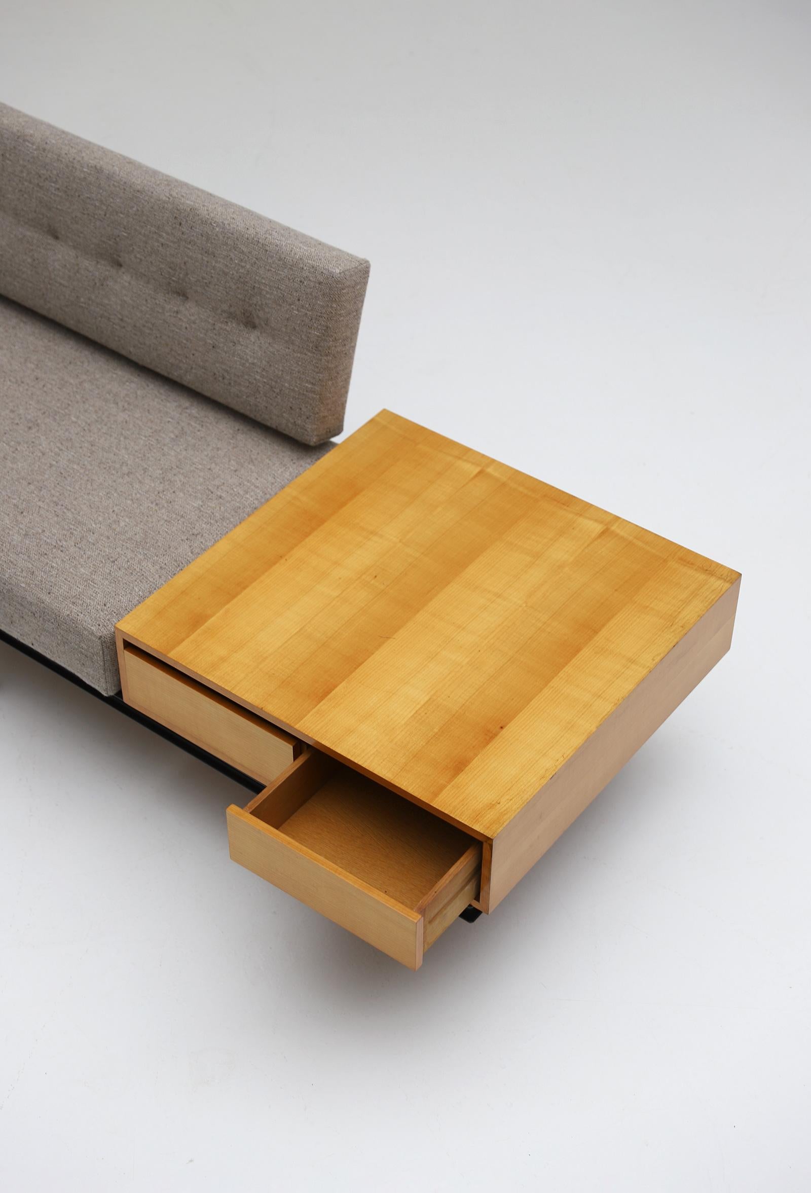 Mid-Century-Sofa mit Holz-Beistelltisch / Beistellschrank aus der Mitte des Jahrhunderts von Florence Knoll 1960 im Angebot 2