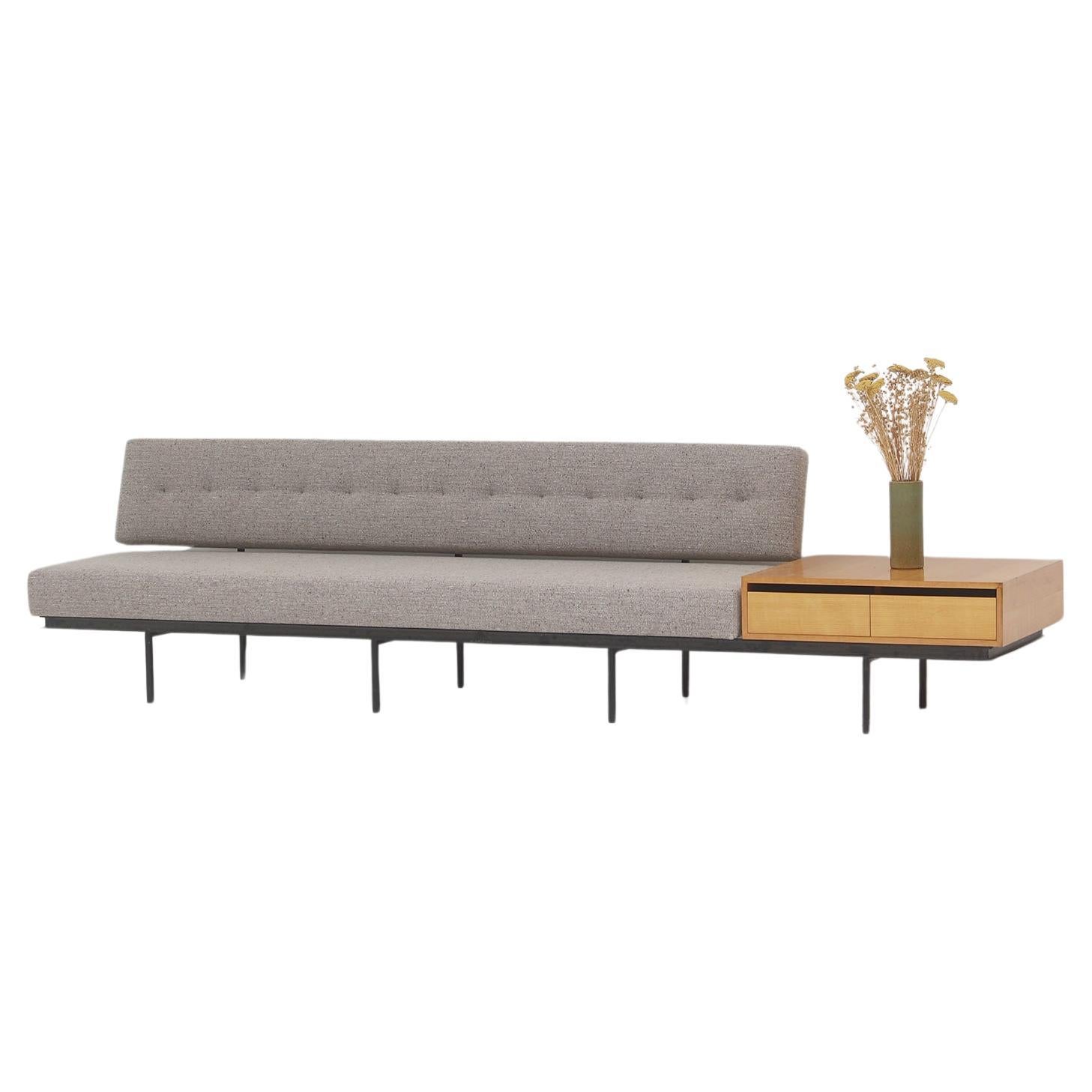 Mid-Century-Sofa mit Holz-Beistelltisch / Beistellschrank aus der Mitte des Jahrhunderts von Florence Knoll 1960