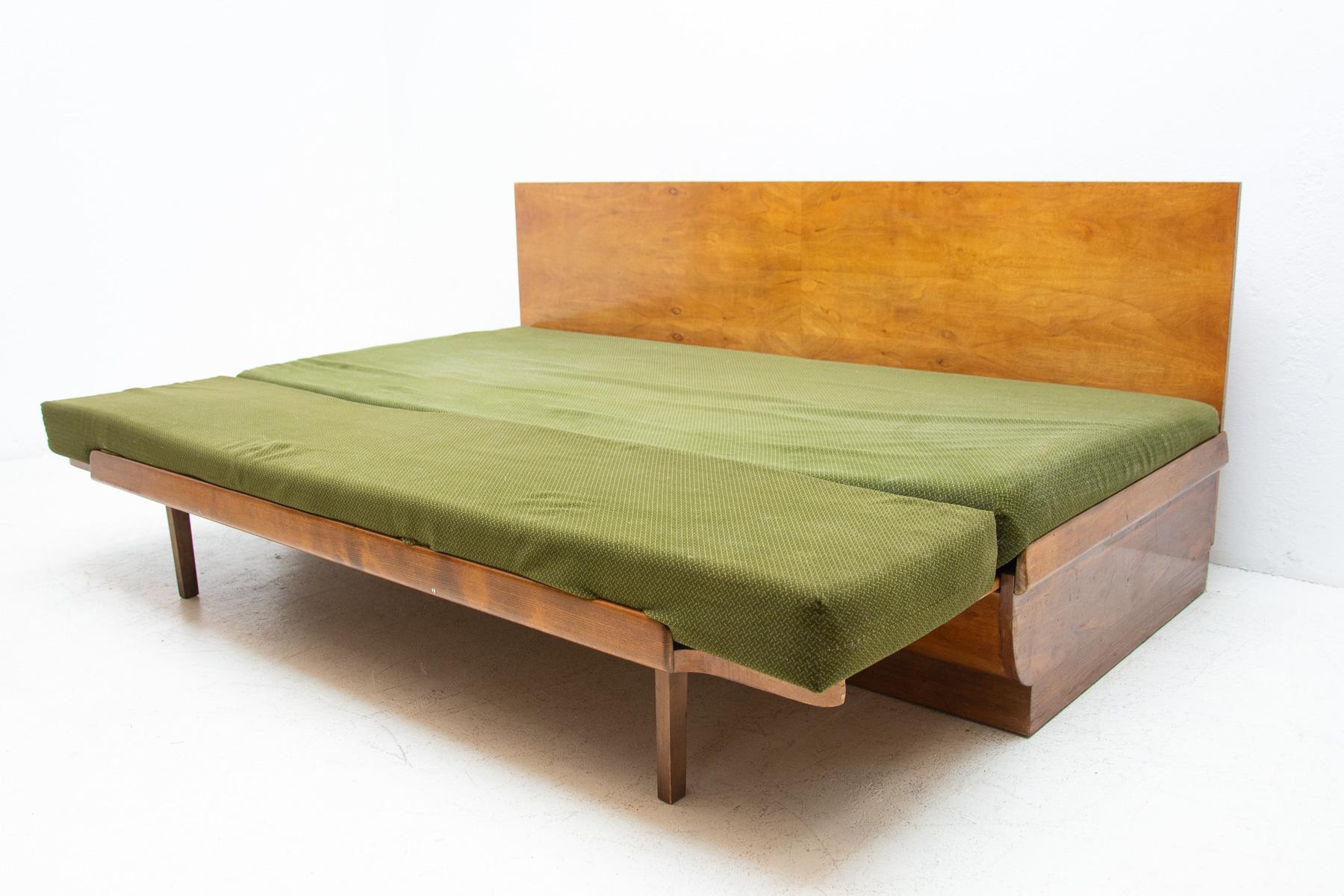 Mid Century Sofabed in Walnut by Jindrich Halabala for UP Zavody, 1950´s 2
