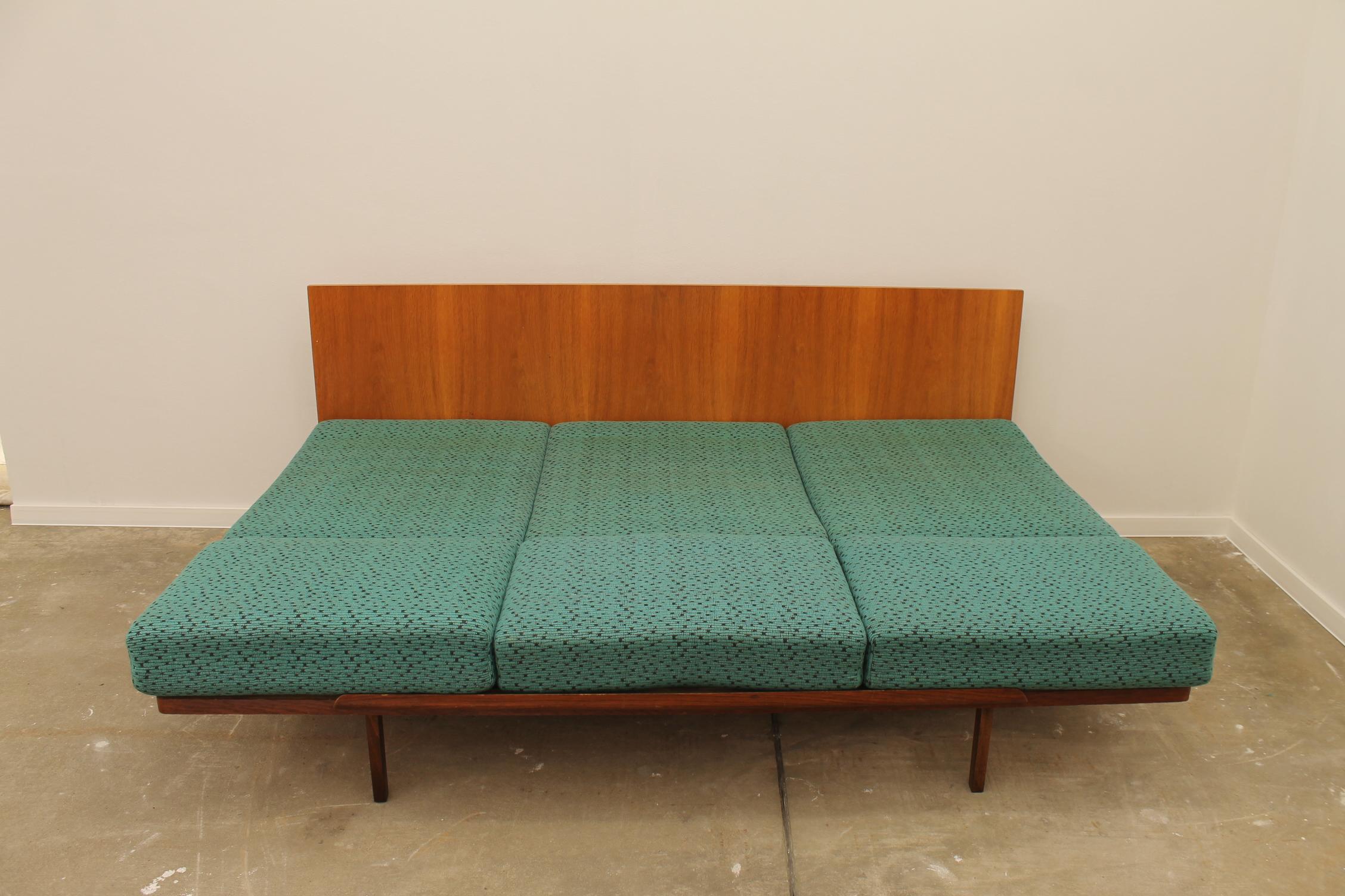 Midcentury Sofabed in Walnut by Jindrich Halabala for Up Zavody, 1950s 6