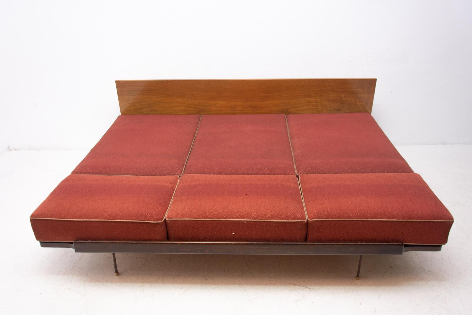 Midcentury Sofa Bed in Walnut by Jindřich Halabala for UP Zavody, 1950s 7