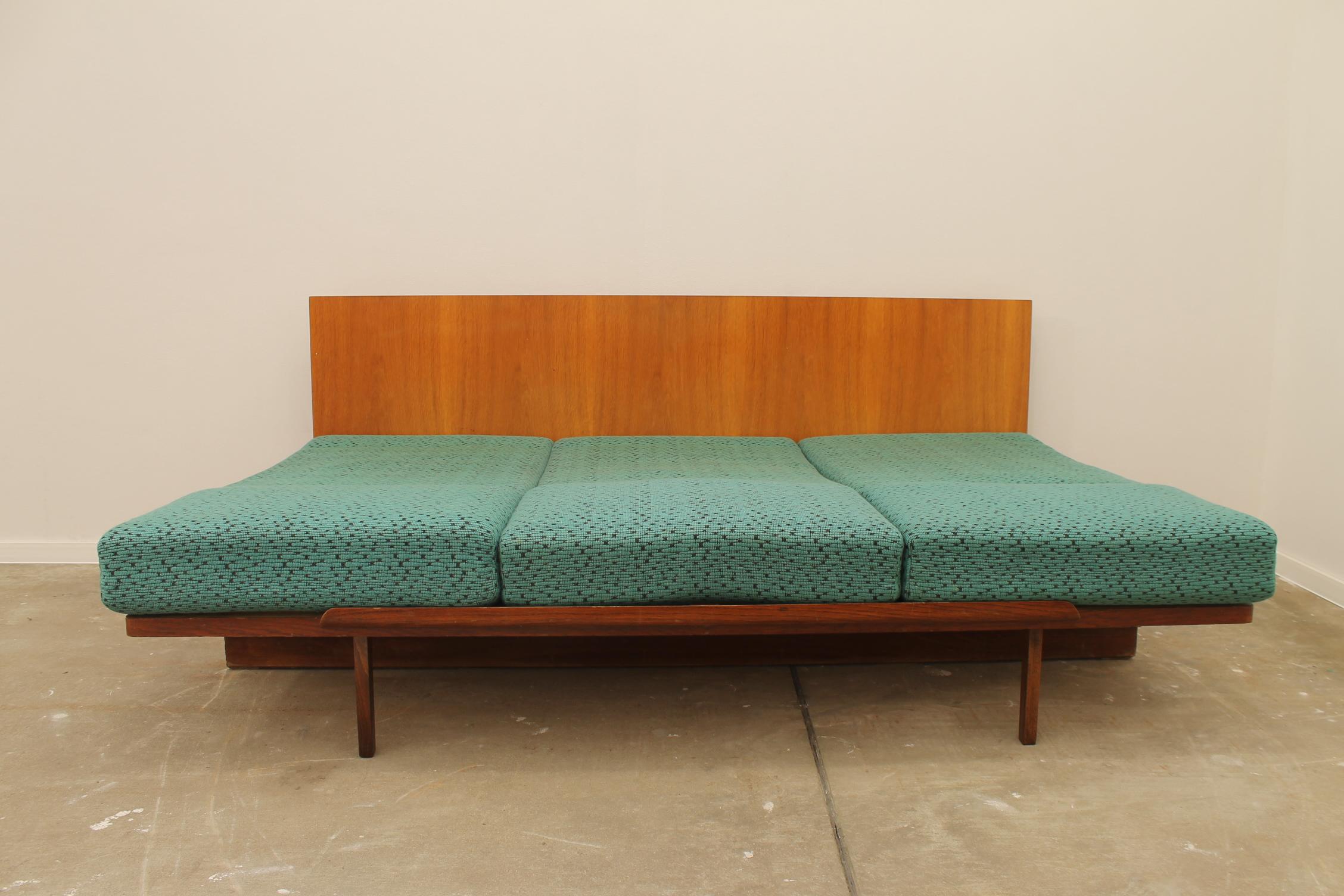 Midcentury Sofabed in Walnut by Jindrich Halabala for Up Zavody, 1950s 7