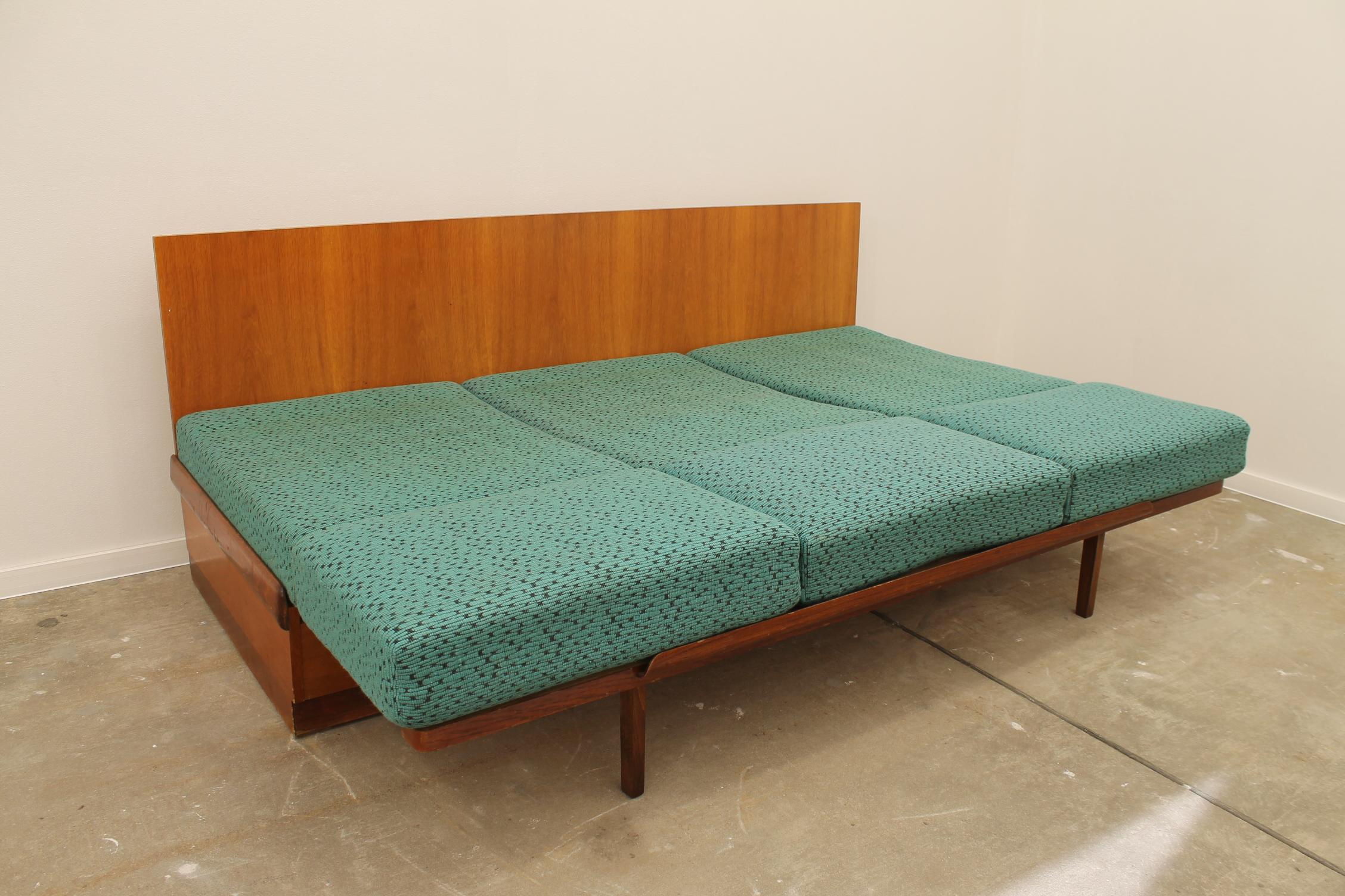 Midcentury Sofabed in Walnut by Jindrich Halabala for Up Zavody, 1950s 8