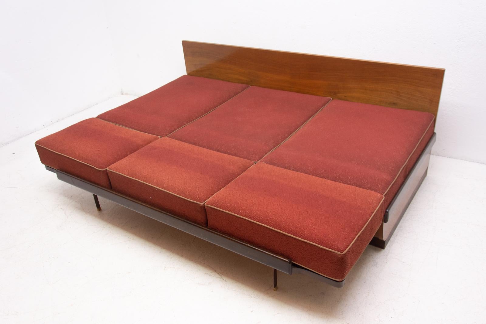 Midcentury Sofa Bed in Walnut by Jindřich Halabala for UP Zavody, 1950s 9