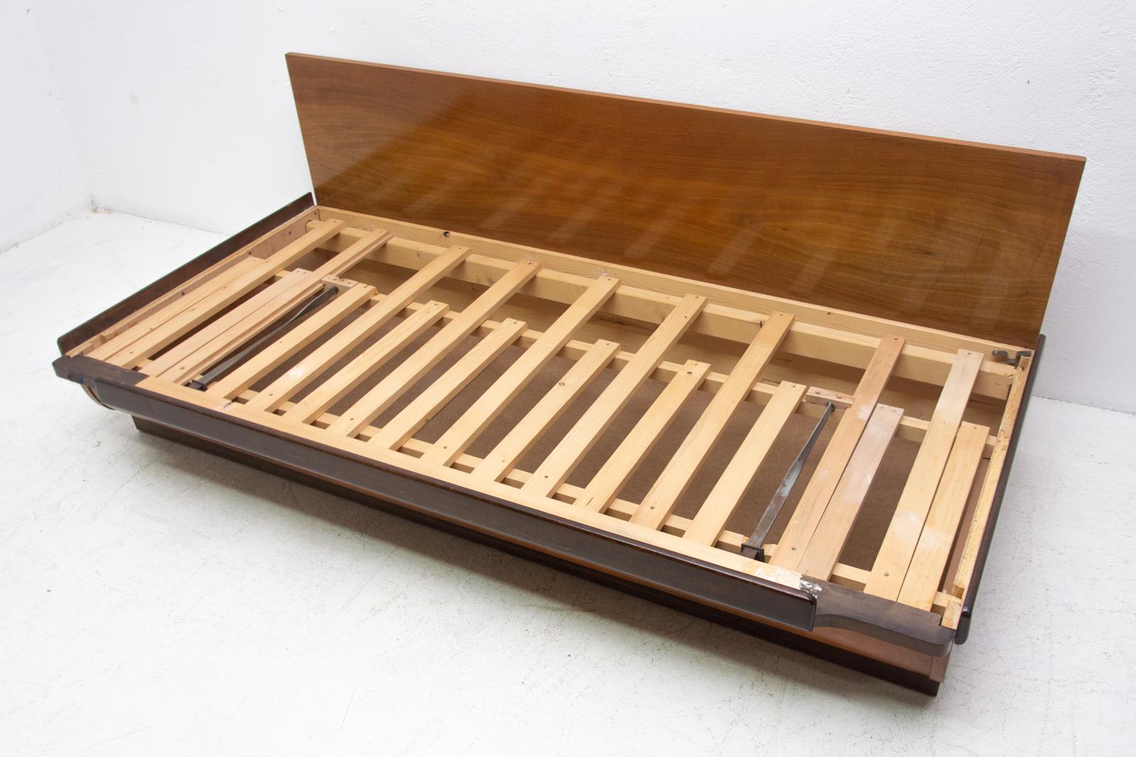 Midcentury Sofa Bed in Walnut by Jindřich Halabala for UP Zavody, 1950s 10