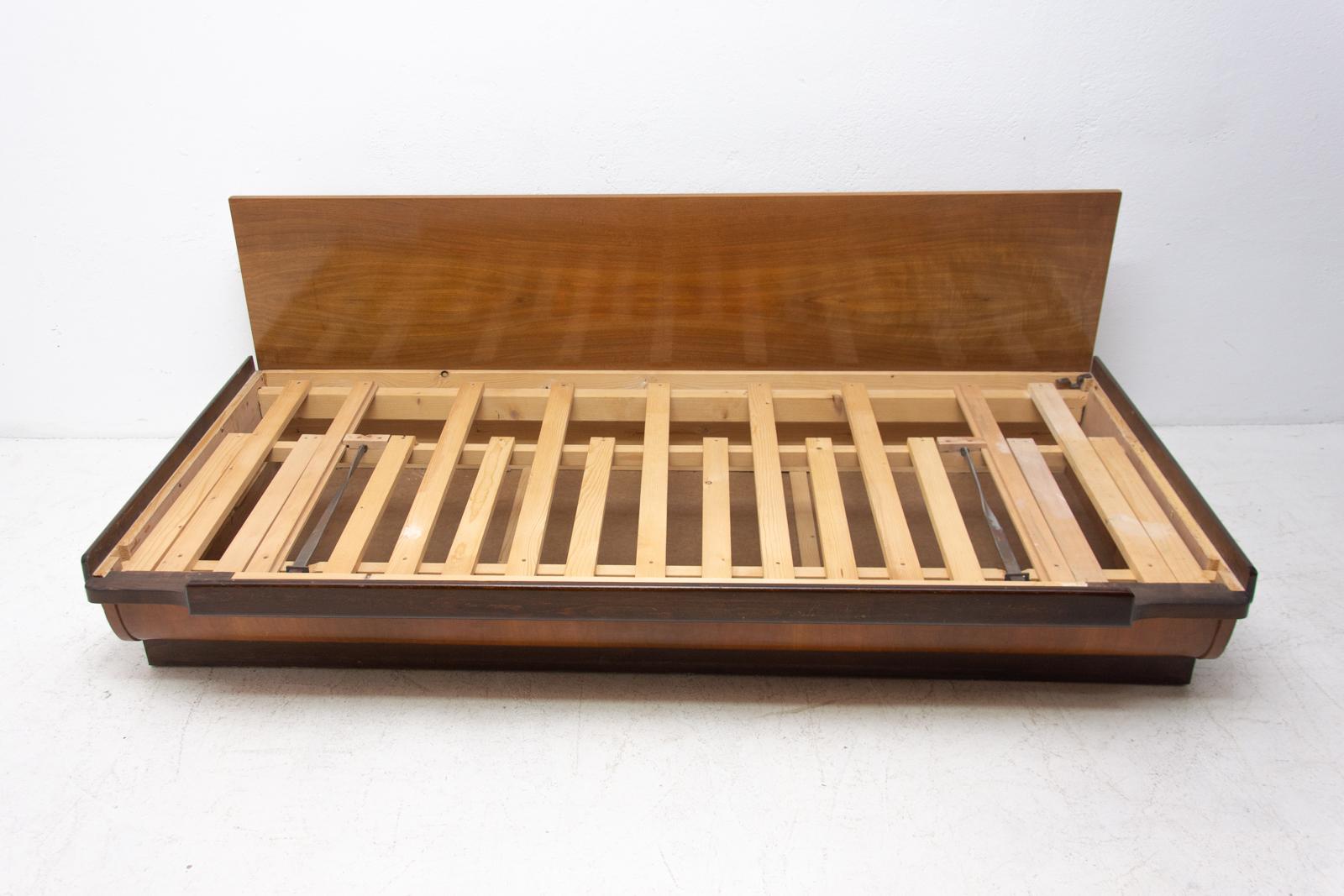 Midcentury Sofa Bed in Walnut by Jindřich Halabala for UP Zavody, 1950s 12