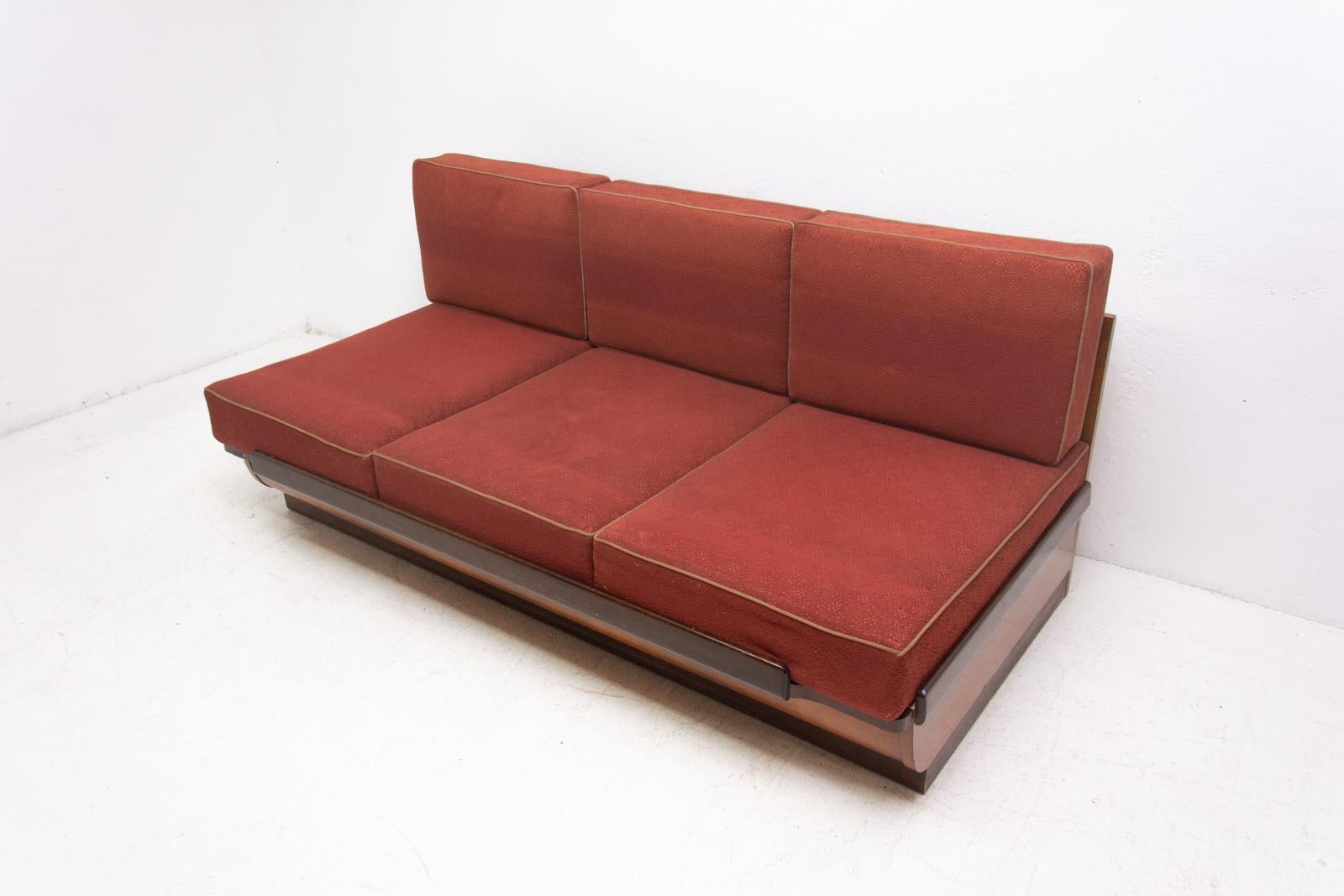 Midcentury Sofa Bed in Walnut by Jindřich Halabala for UP Zavody, 1950s In Good Condition In Prague 8, CZ