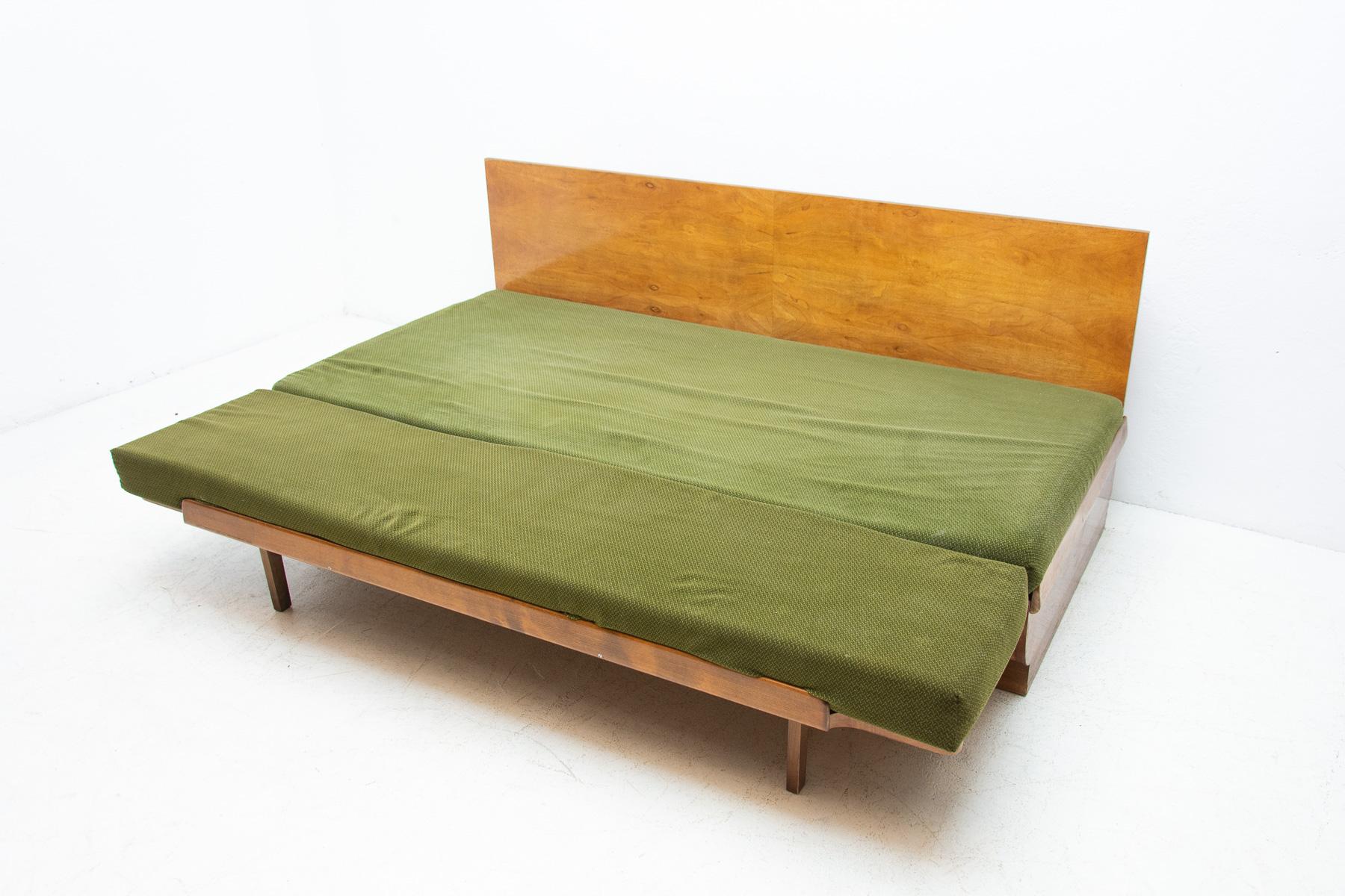 Mid Century Sofabed in Walnut by Jindrich Halabala for UP Zavody, 1950´s 1