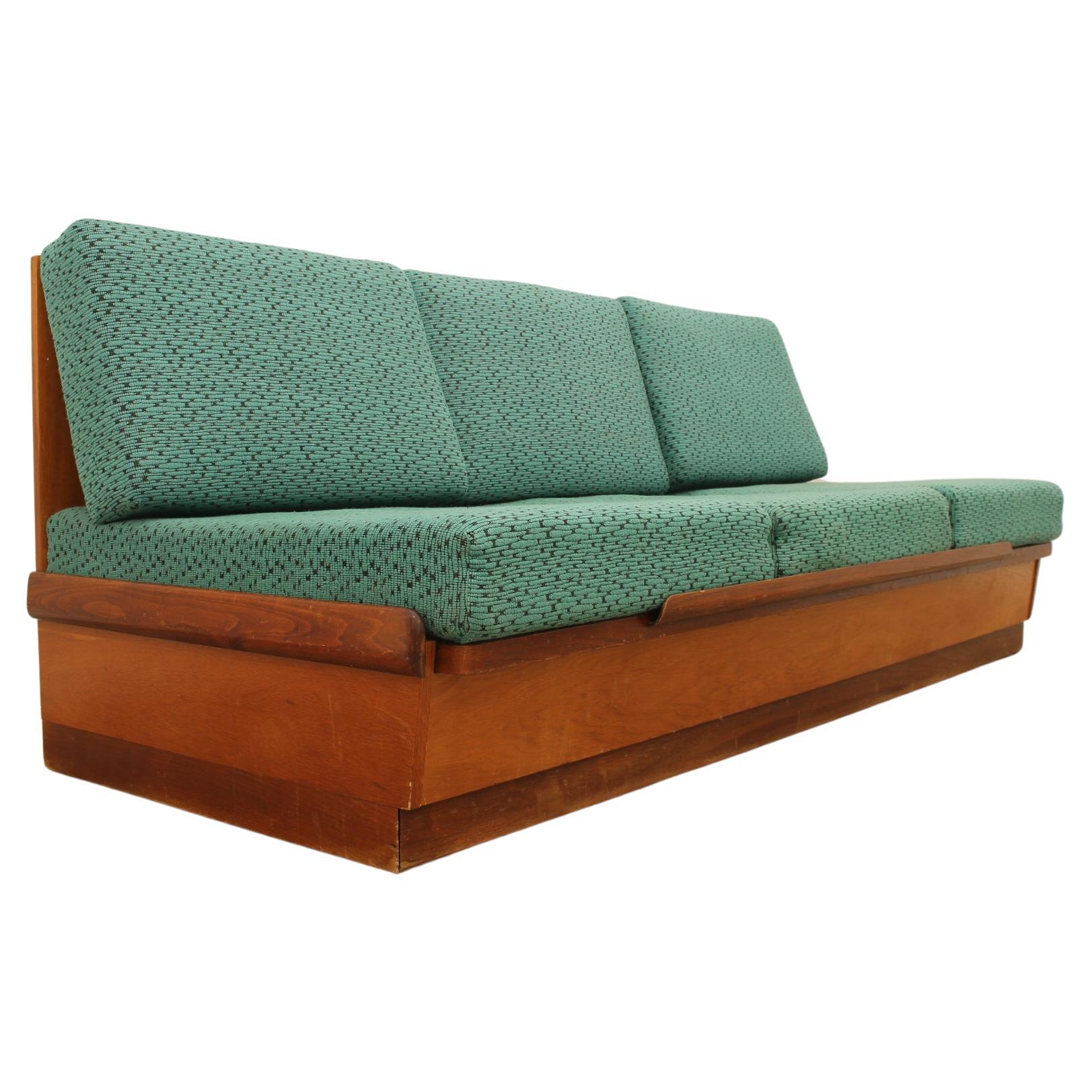 Mid-Century-Sofabett aus Nussbaumholz von Jindrich Halabala für Up Zavody, 1950er Jahre