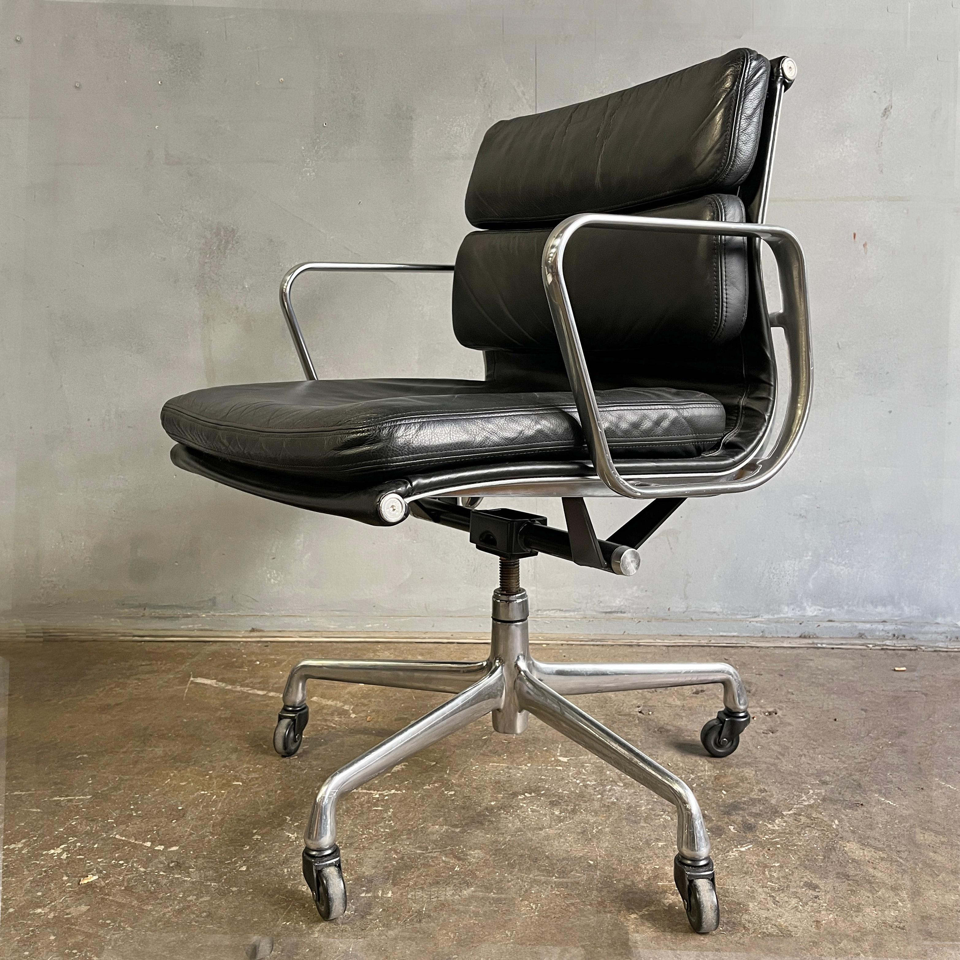 Nous vous présentons cette authentique chaise Eames pour Herman Miller en cuir noir, à rembourrage souple. Inclinaison et hauteur réglables avec élévation manuelle. Ces authentiques exemples vintage sont des icônes du design Mid-Century Modern.