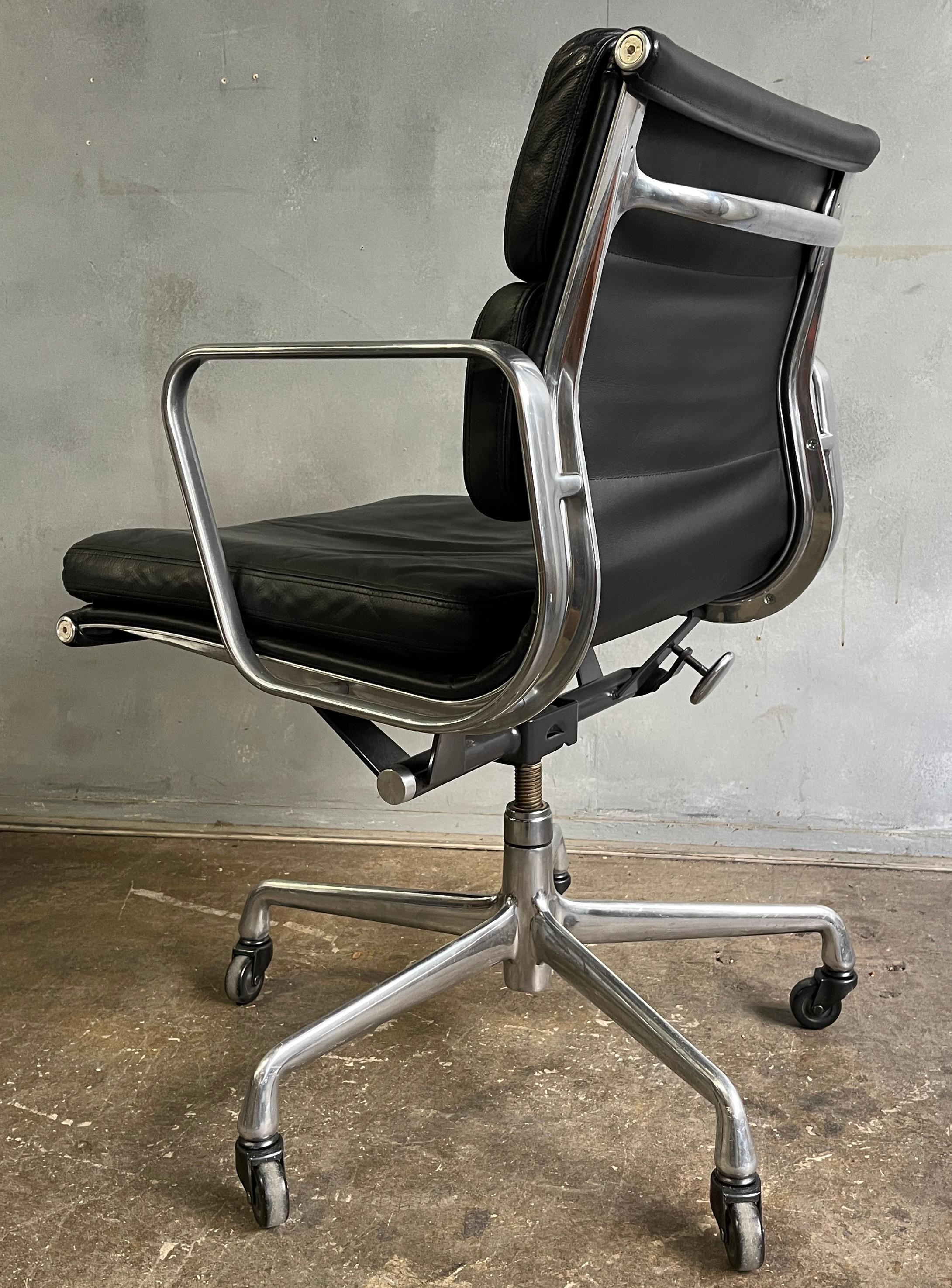 20ième siècle Chaise Soft Pad du milieu du siècle par Eames pour Herman Miller