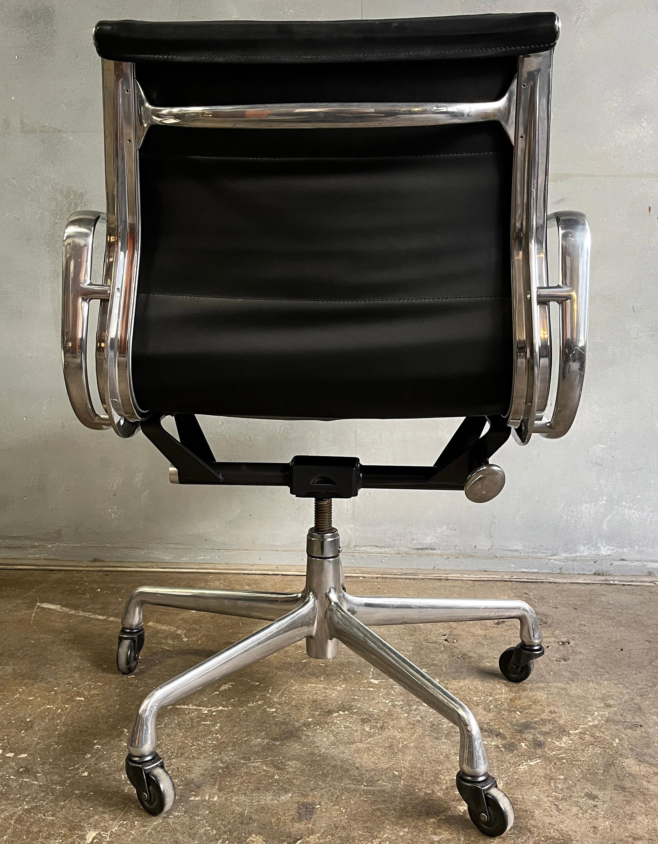 Aluminium Chaise Soft Pad du milieu du siècle par Eames pour Herman Miller