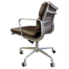 jusqu'à (4) chaises molletonnées du milieu du siècle par Eames pour Herman Miller