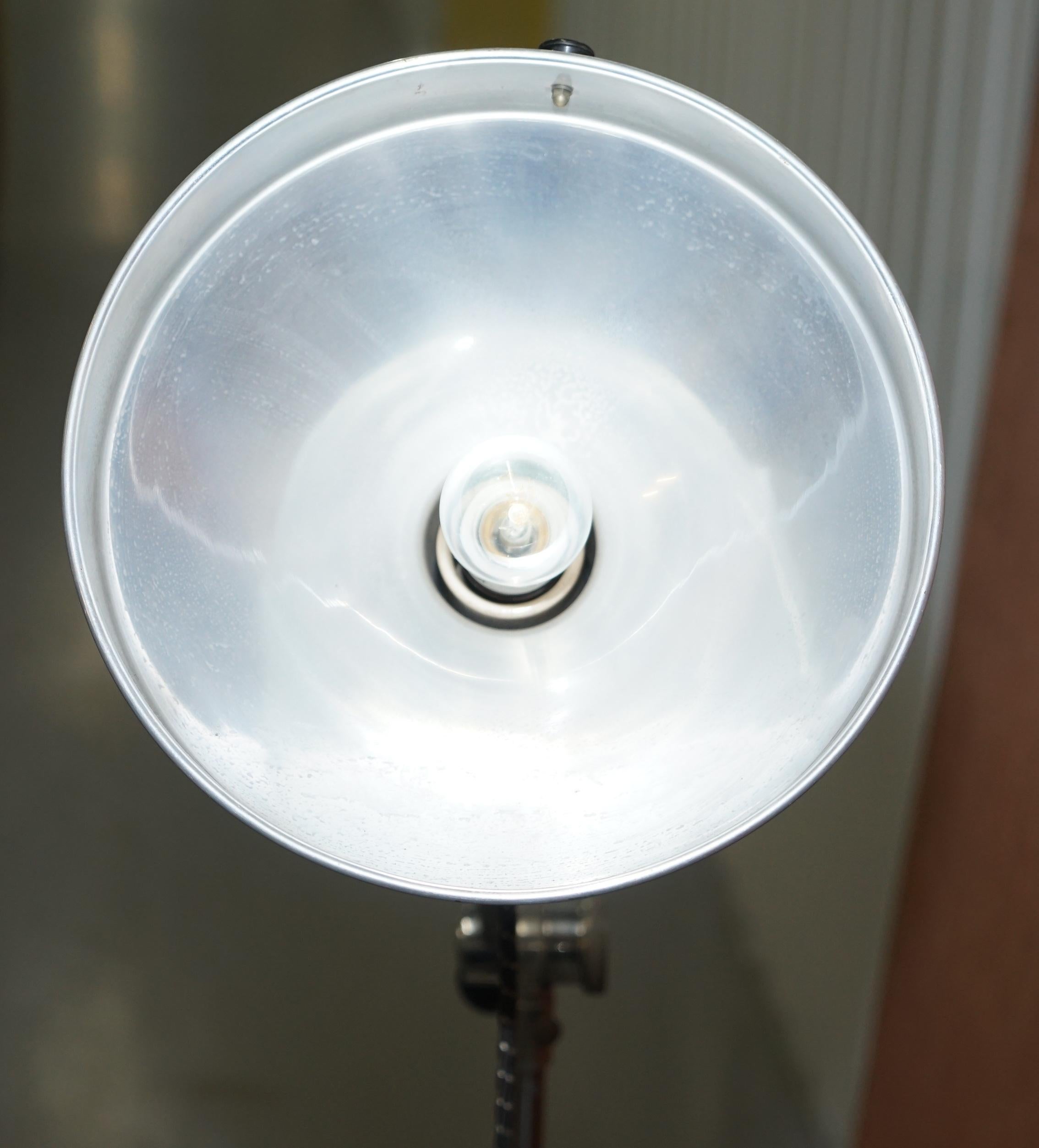 Industrielle bewegliche Sol-Tan-Stehlampe und Original-Beleuchtungslampe aus der Mitte des Jahrhunderts im Angebot 6