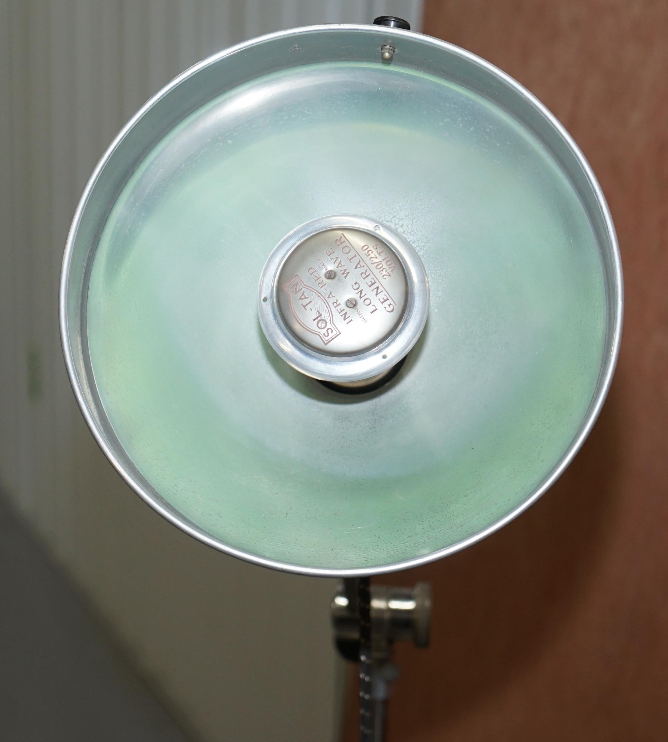 Industrielle bewegliche Sol-Tan-Stehlampe und Original-Beleuchtungslampe aus der Mitte des Jahrhunderts im Angebot 12