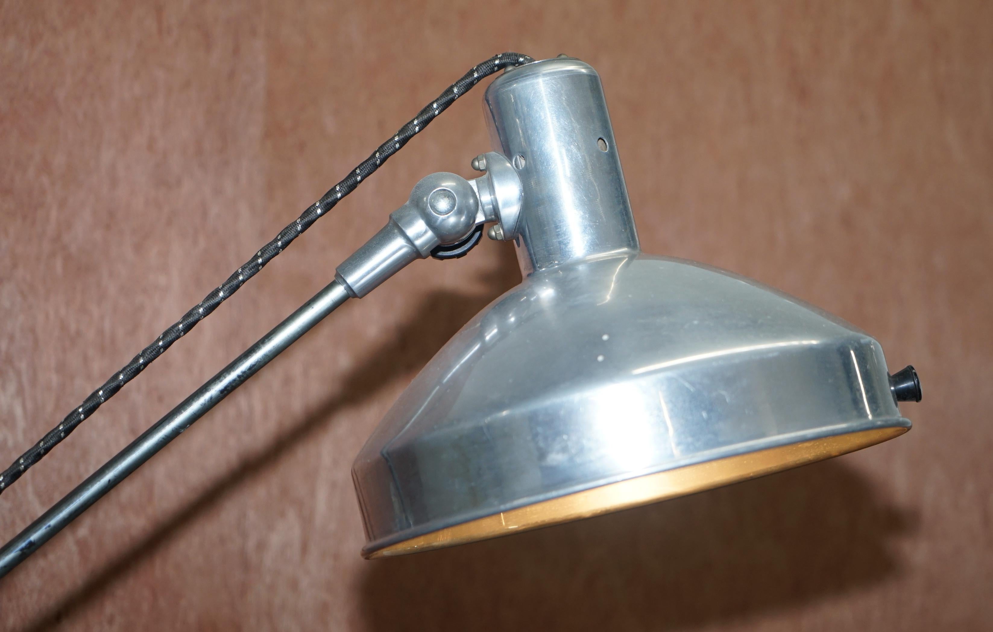 Industrielle bewegliche Sol-Tan-Stehlampe und Original-Beleuchtungslampe aus der Mitte des Jahrhunderts (Moderne der Mitte des Jahrhunderts) im Angebot