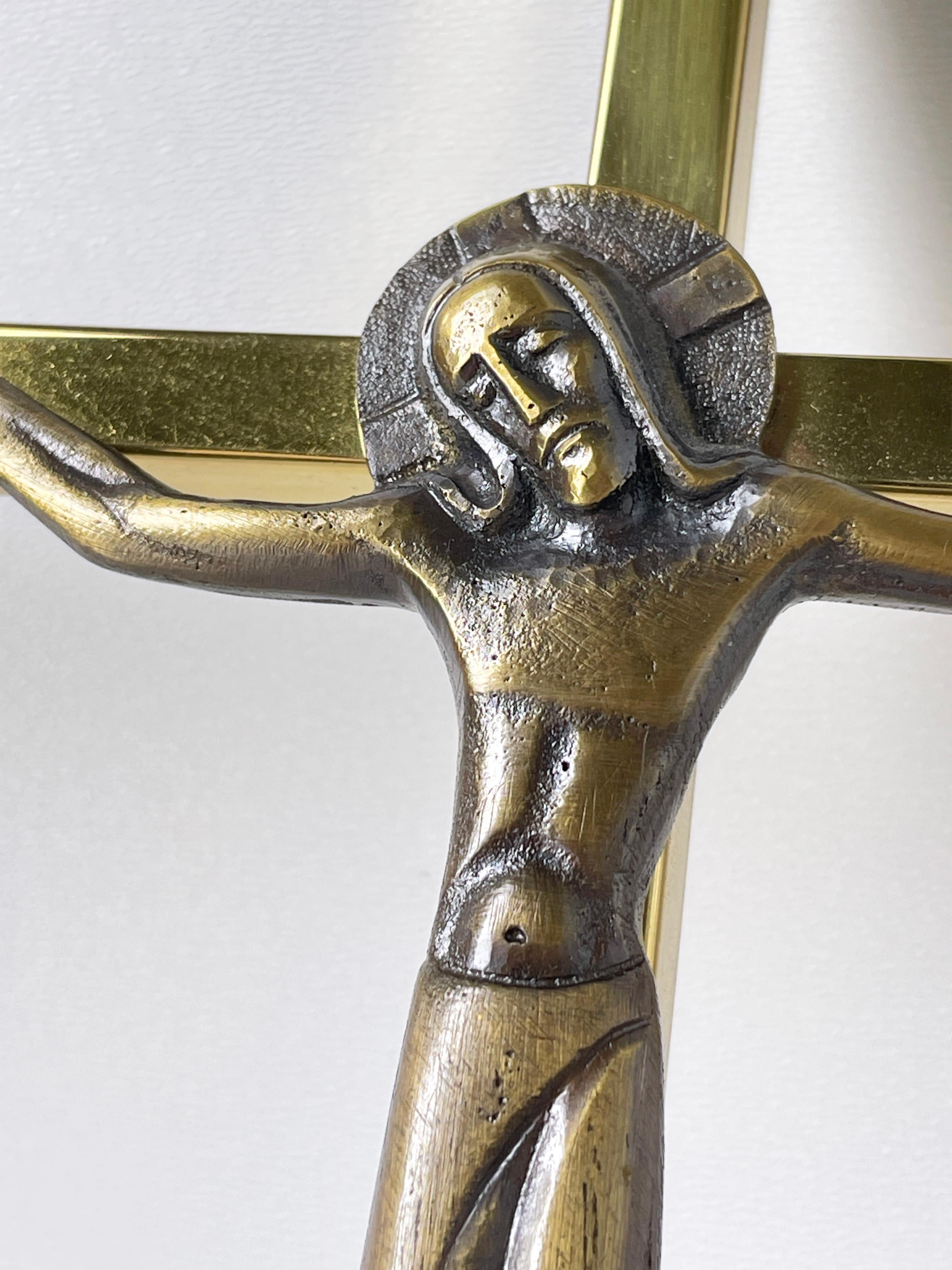 Mid Century solid brass crucifix made by Swiss artist and goldsmith, Willi Buck (1911 - 1997). W. Buck Gold & Silversmith, Wil, Switzerland. 
Makers mark on rear side: W.Buck Wil
Condition: Immaculate condition with little or no signs of use.