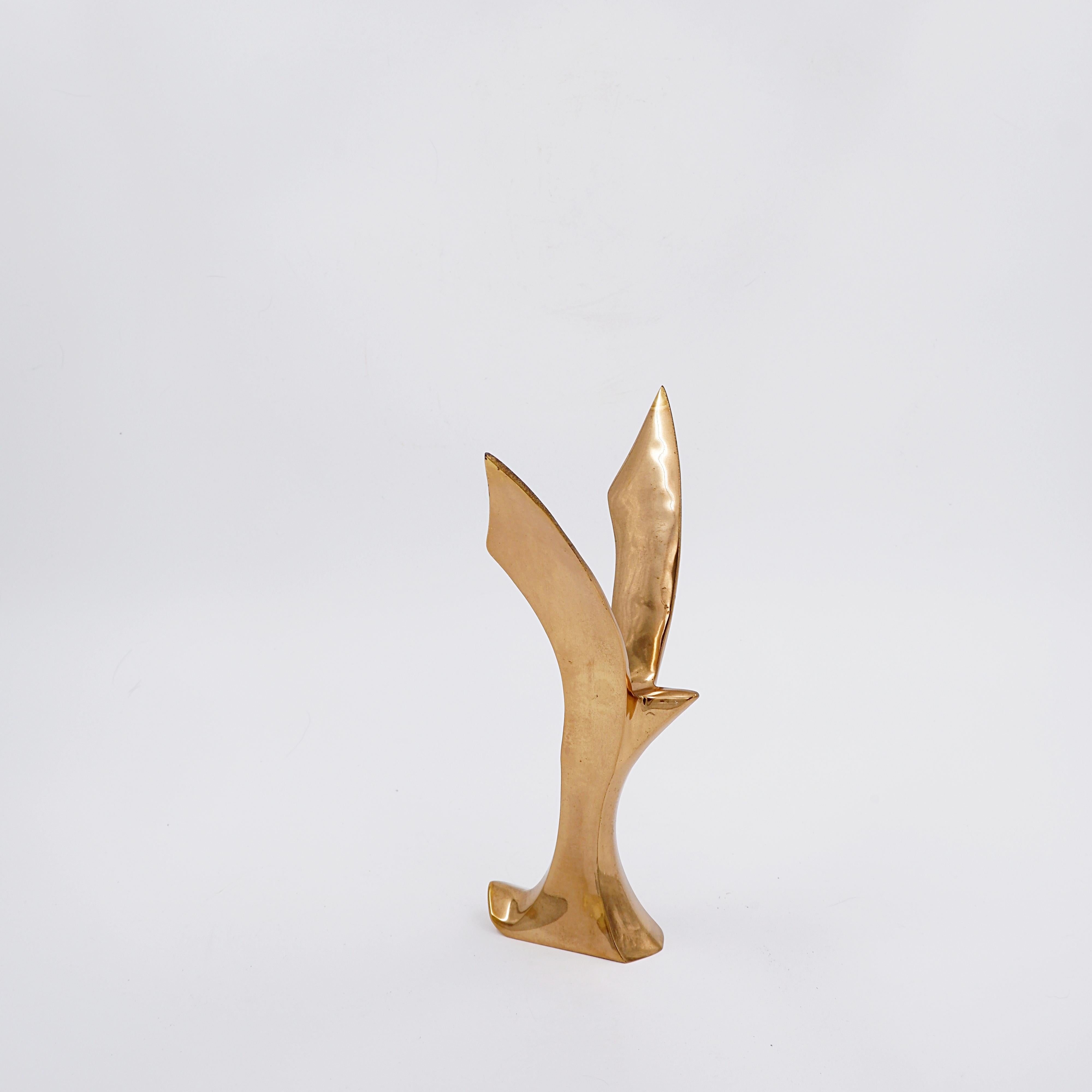 Scultura - Decorazione - Vintage
Statuetta di uccello volante in ottone massiccio, metà del secolo scorso.
Misure: 17x10cm H. 23cm 
Materiale: ottone 