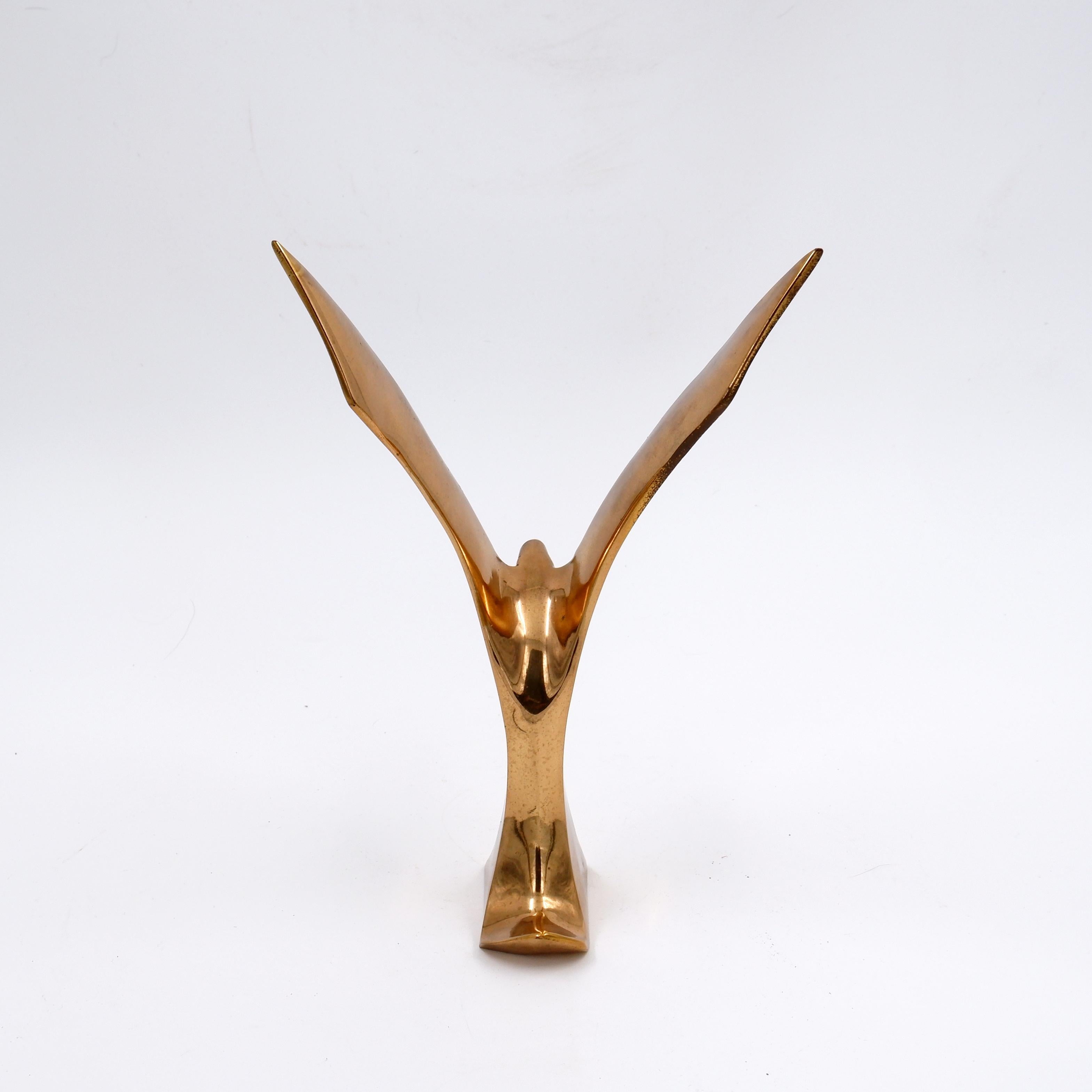 Statuetta di uccello volante in ottone massiccio della metà del secolo scorso in vendita 1