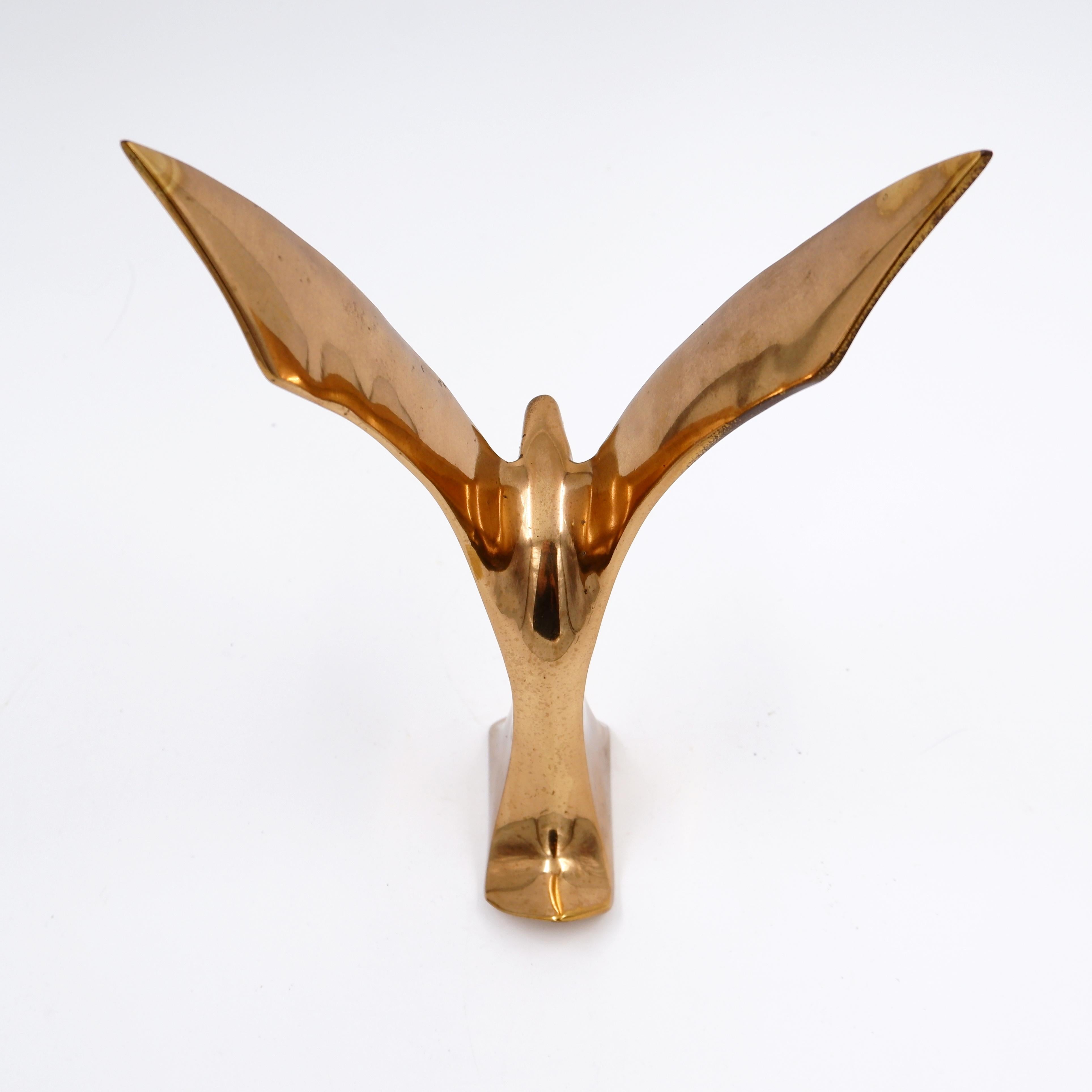 Statuetta di uccello volante in ottone massiccio della metà del secolo scorso in vendita 3