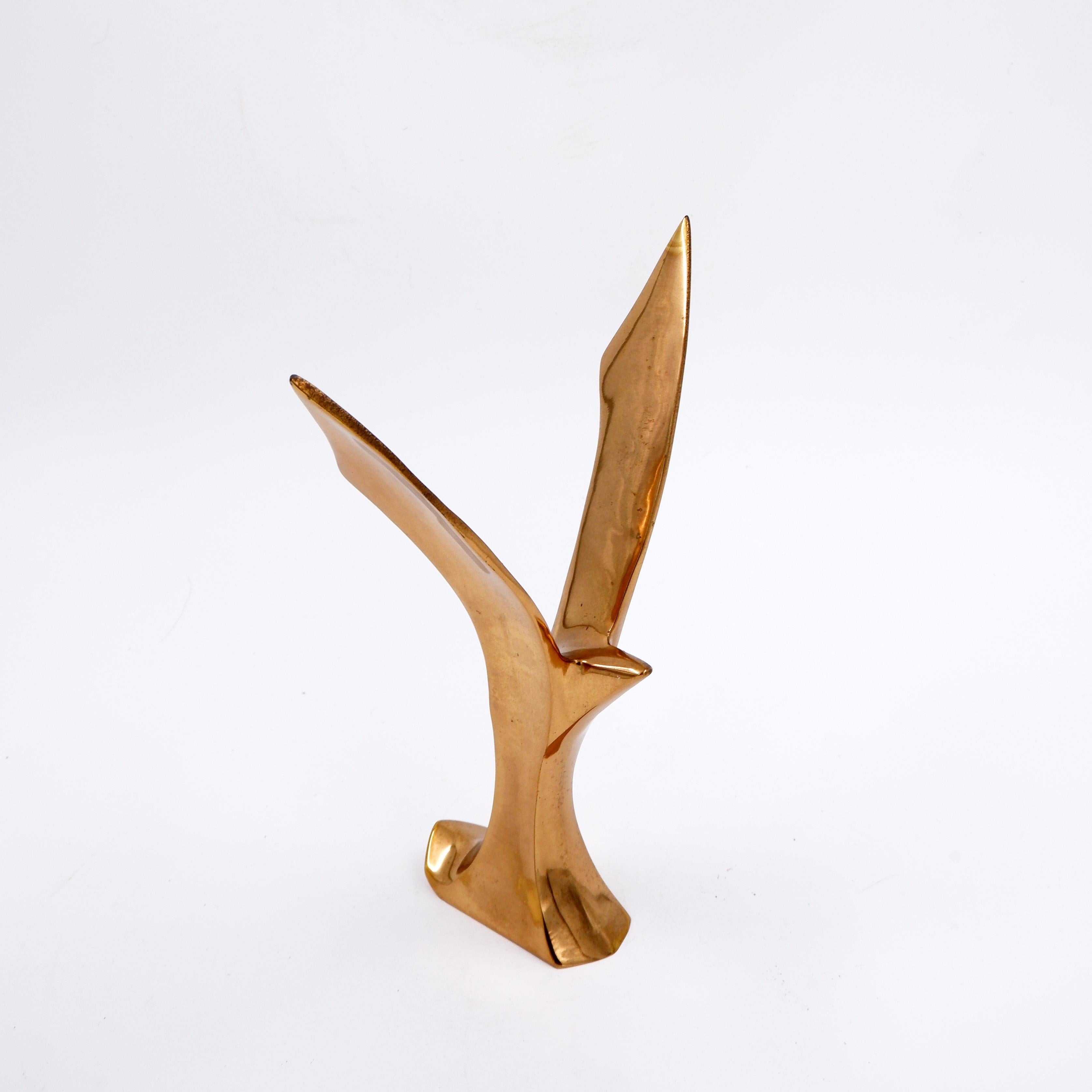 Statuetta di uccello volante in ottone massiccio della metà del secolo scorso in vendita 4