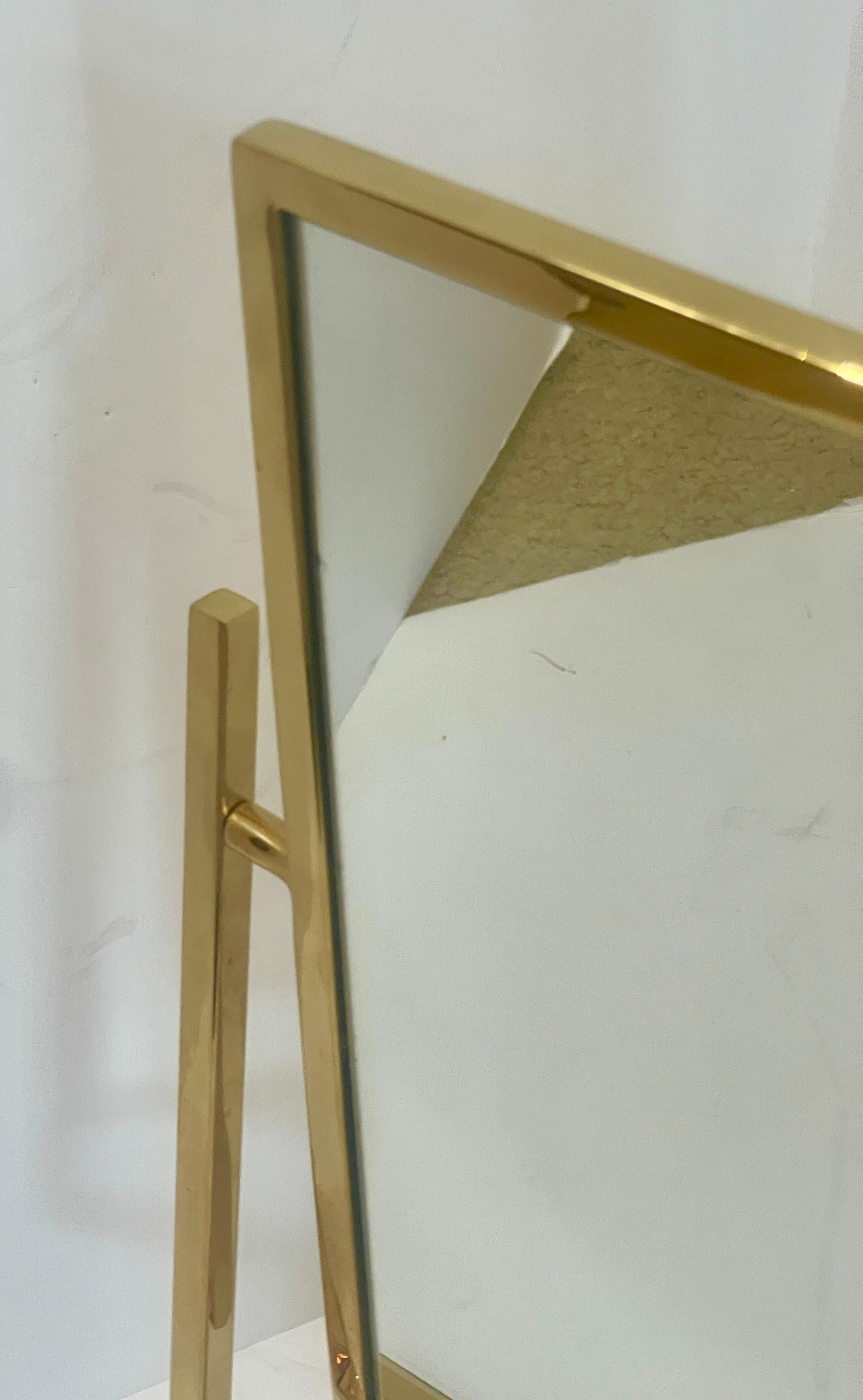 Specchio da tavolo per vanità in ottone massiccio e lucite, Italia, anni '70 in vendita 2