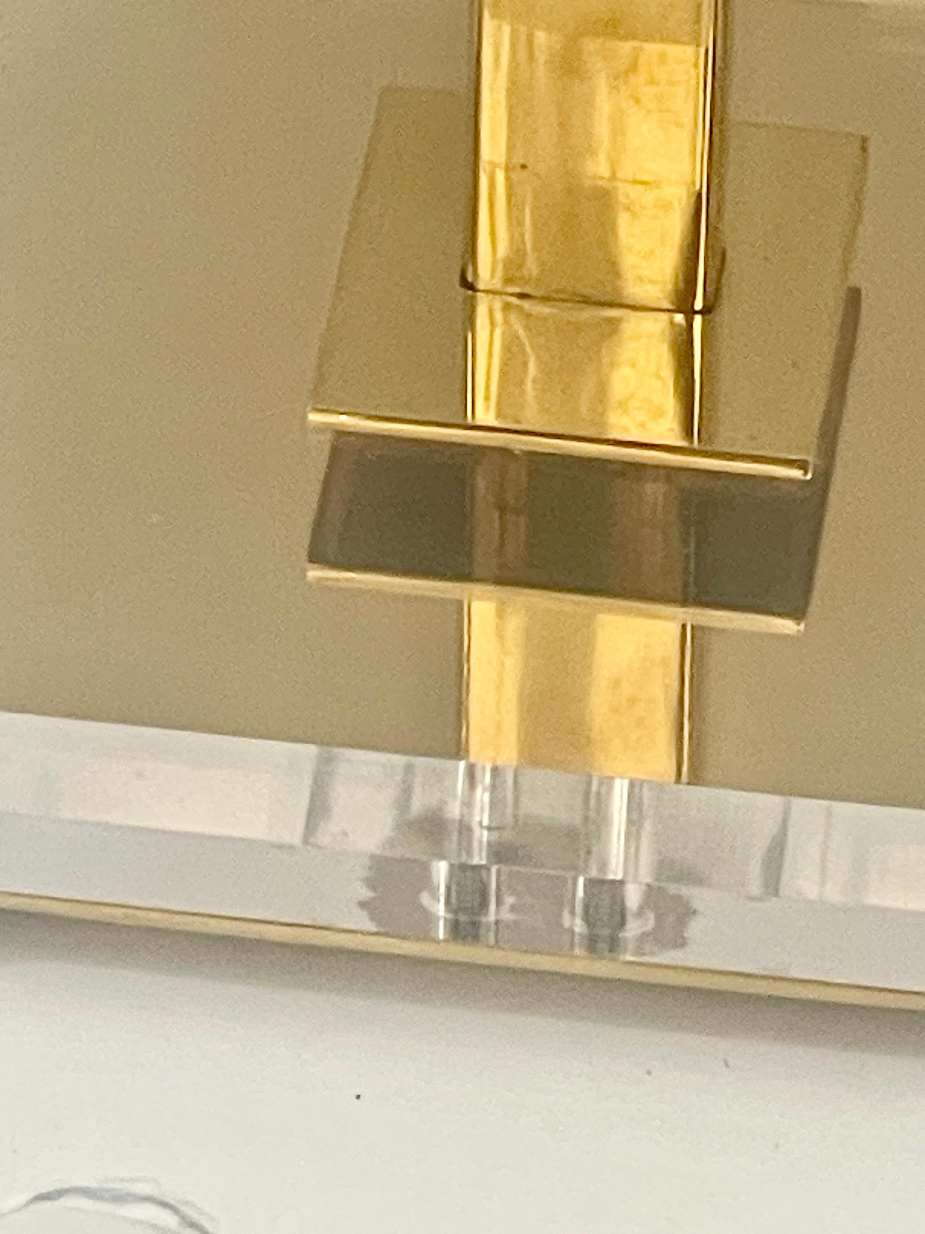 Specchio da tavolo per vanità in ottone massiccio e lucite, Italia, anni '70 in vendita 3