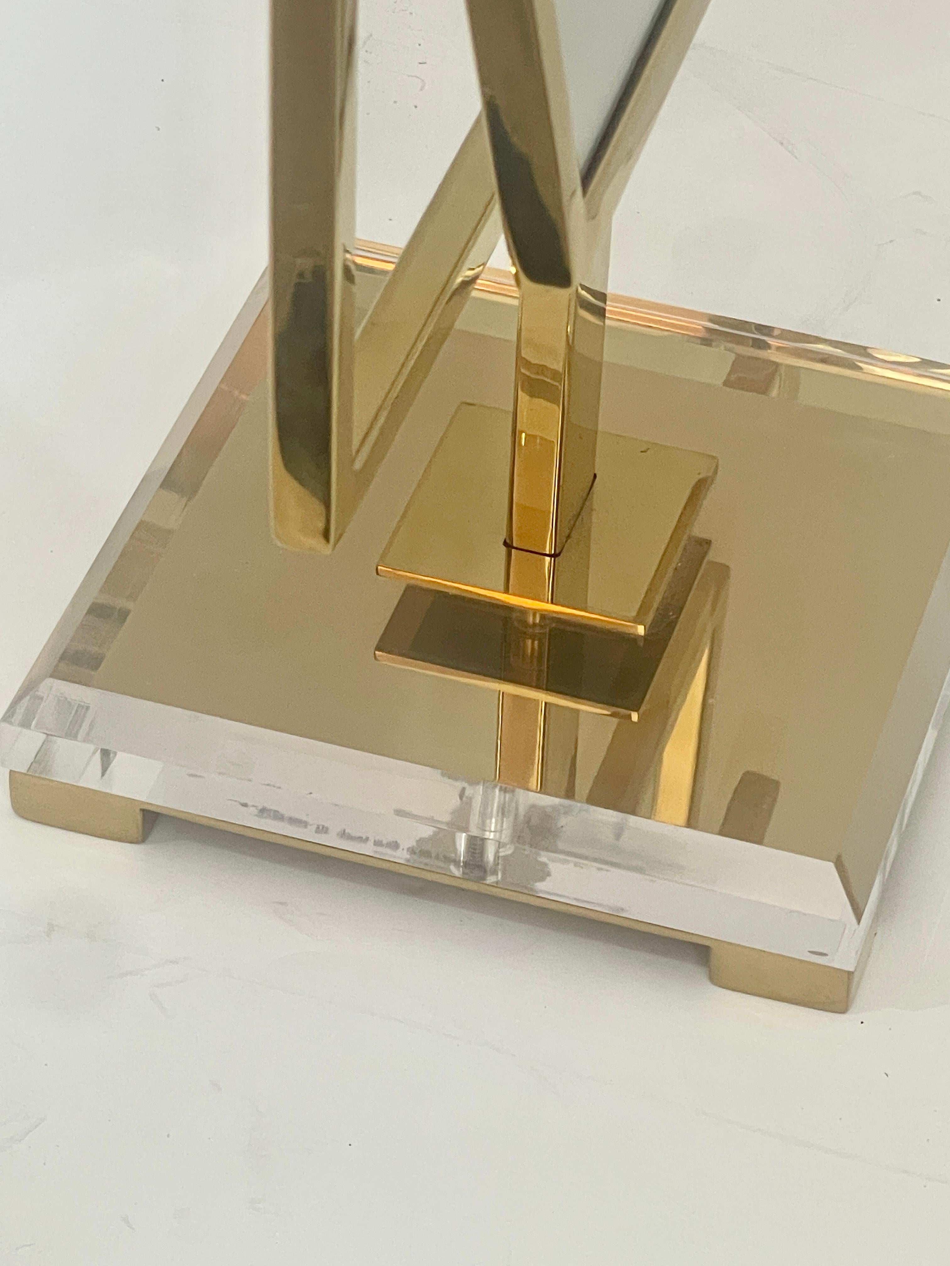 Specchio da tavolo per vanità in ottone massiccio e lucite, Italia, anni '70 in vendita 4