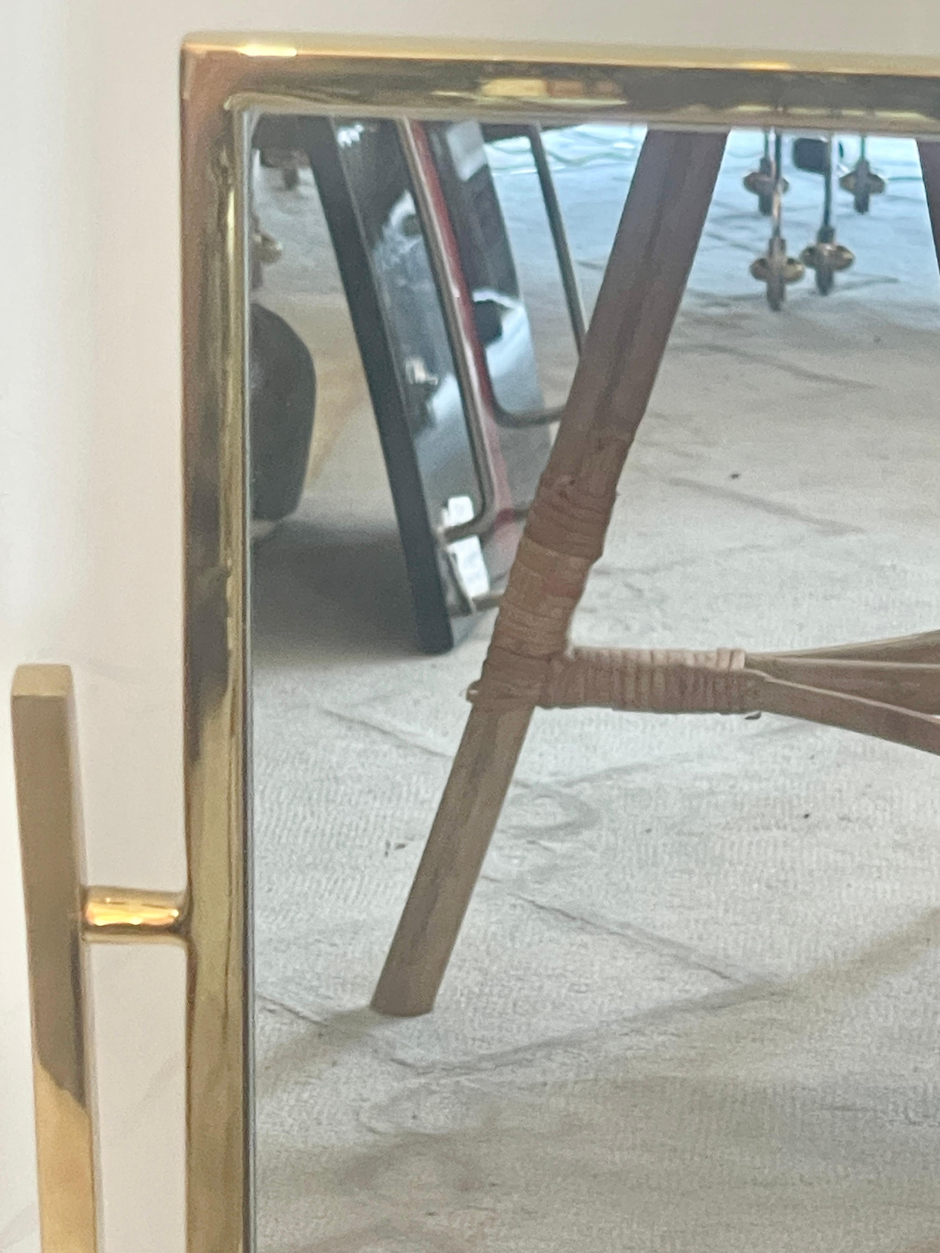 Specchio da tavolo per vanità in ottone massiccio e lucite, Italia, anni '70 in vendita 6